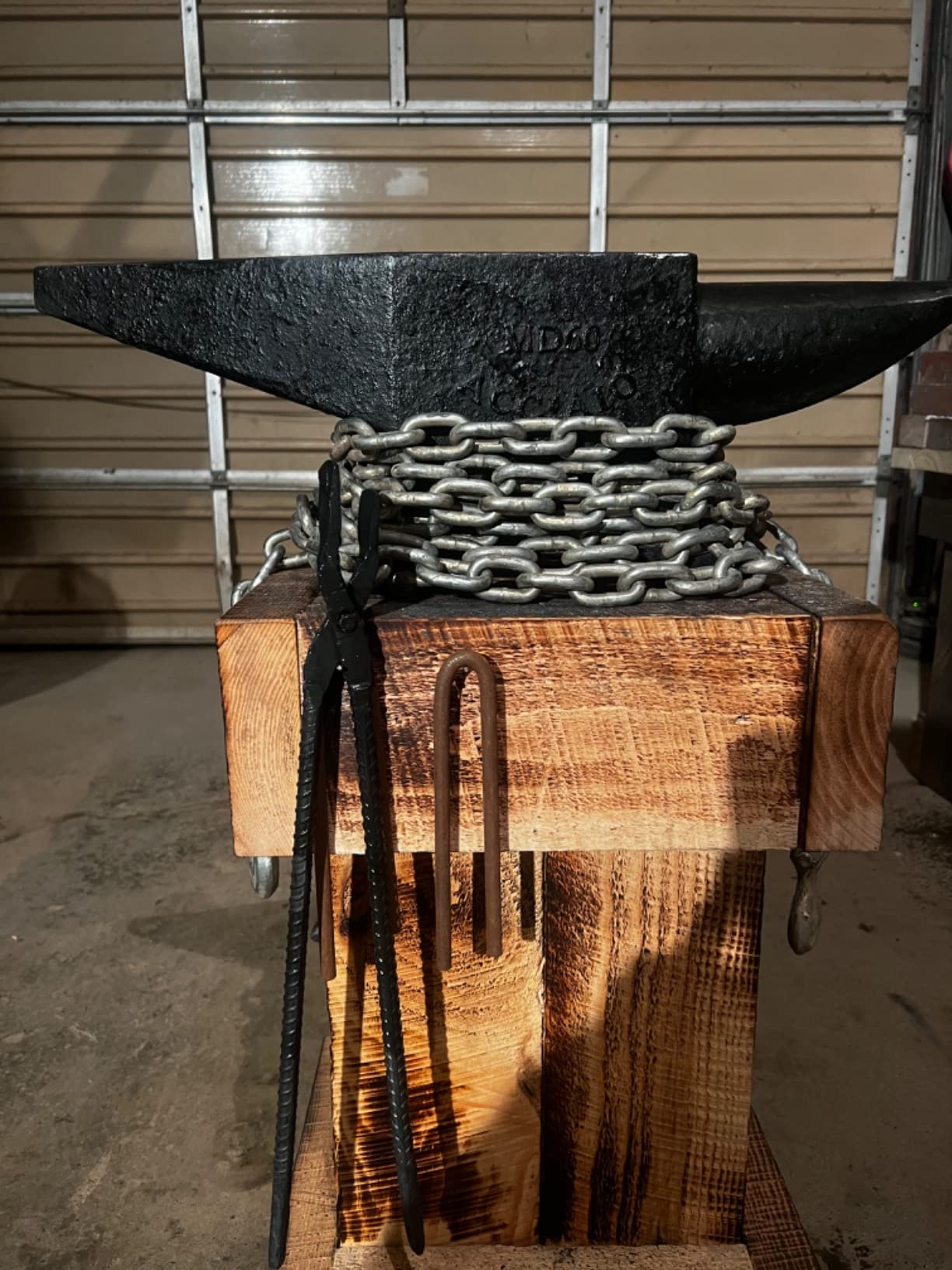 VEVOR Cast Steel Anvil, 22 Lbs(10kg) Double-Horn Anvil with Large Countertop and Stable Base, High Hardness Rugged Round Horn Anvil Blacksmith, for Bending, Shaping customer photo 2