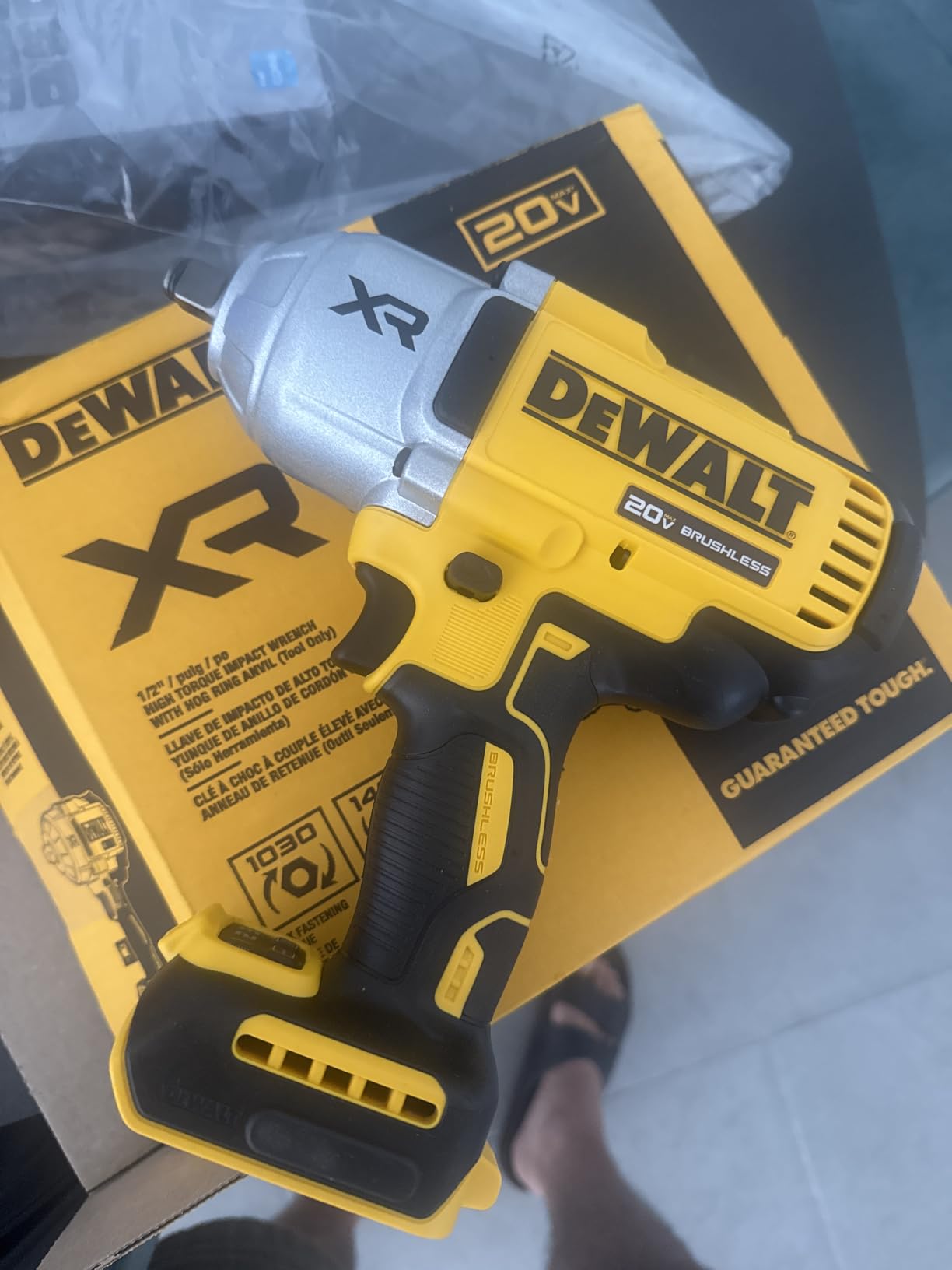 DEWALT 20V MAX Cordless Impact Wrench, 1/2 Impact Gun, 4-Speed High Torque with Hog Ring Anvil and LED Light, Brushless Motor, Precision Wrench, Tool Only (DCF900B) customer photo 1