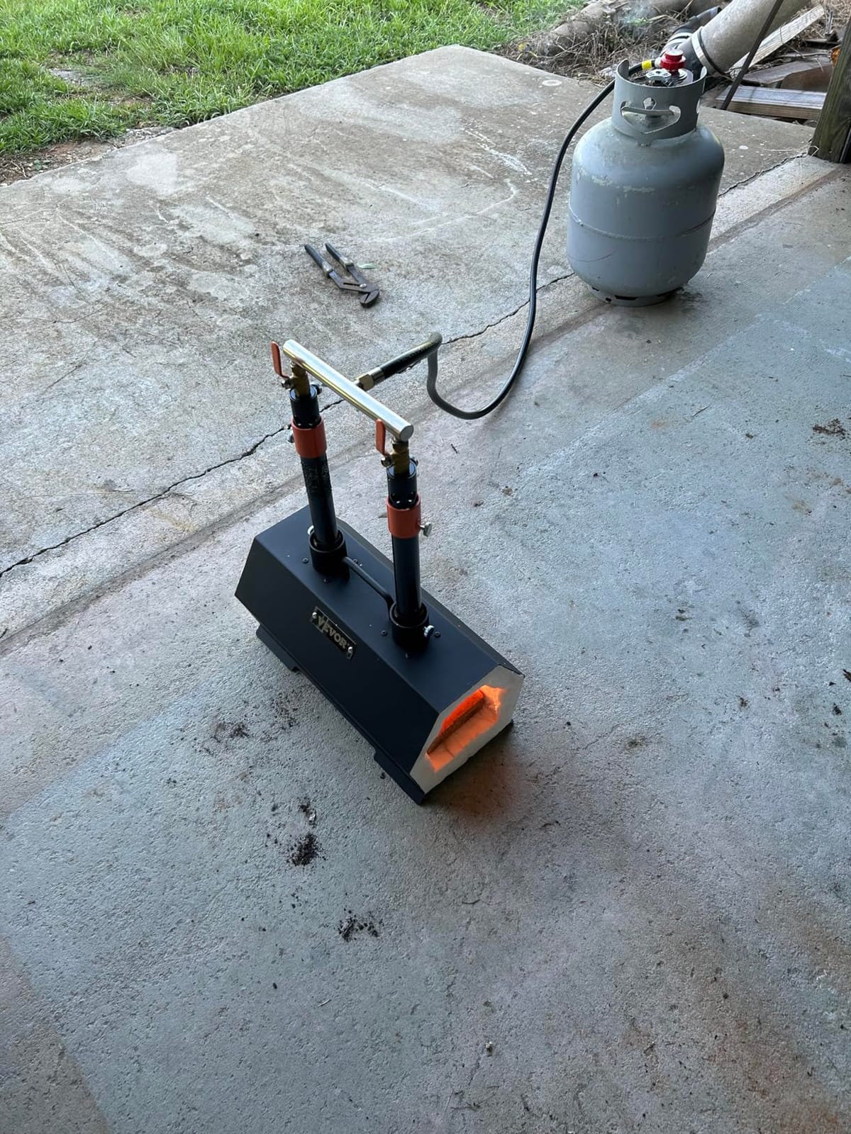VEVOR Portable Propane Forge, Double Burner Tool and Knife Making, 2600°F | Large Capacity Blacksmith Farrier Forges, Mini Furnace Blacksmithing, Gas Forging Tools and Equipment, Complete Kit, Black customer photo 1