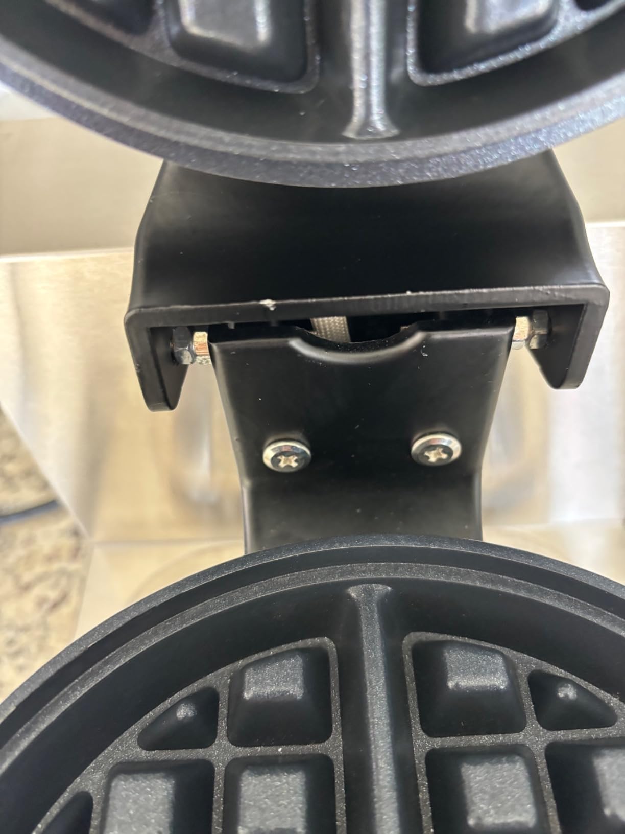VEVOR Commercial Waffle Maker, 1300W Round Waffle Iron, Non-Stick Rotatable Waffle Baker Machine With 122-572℉ Temp Range and Time Control, Teflon-Coated Baking Pan Stainless Steel Body 110V customer photo 2
