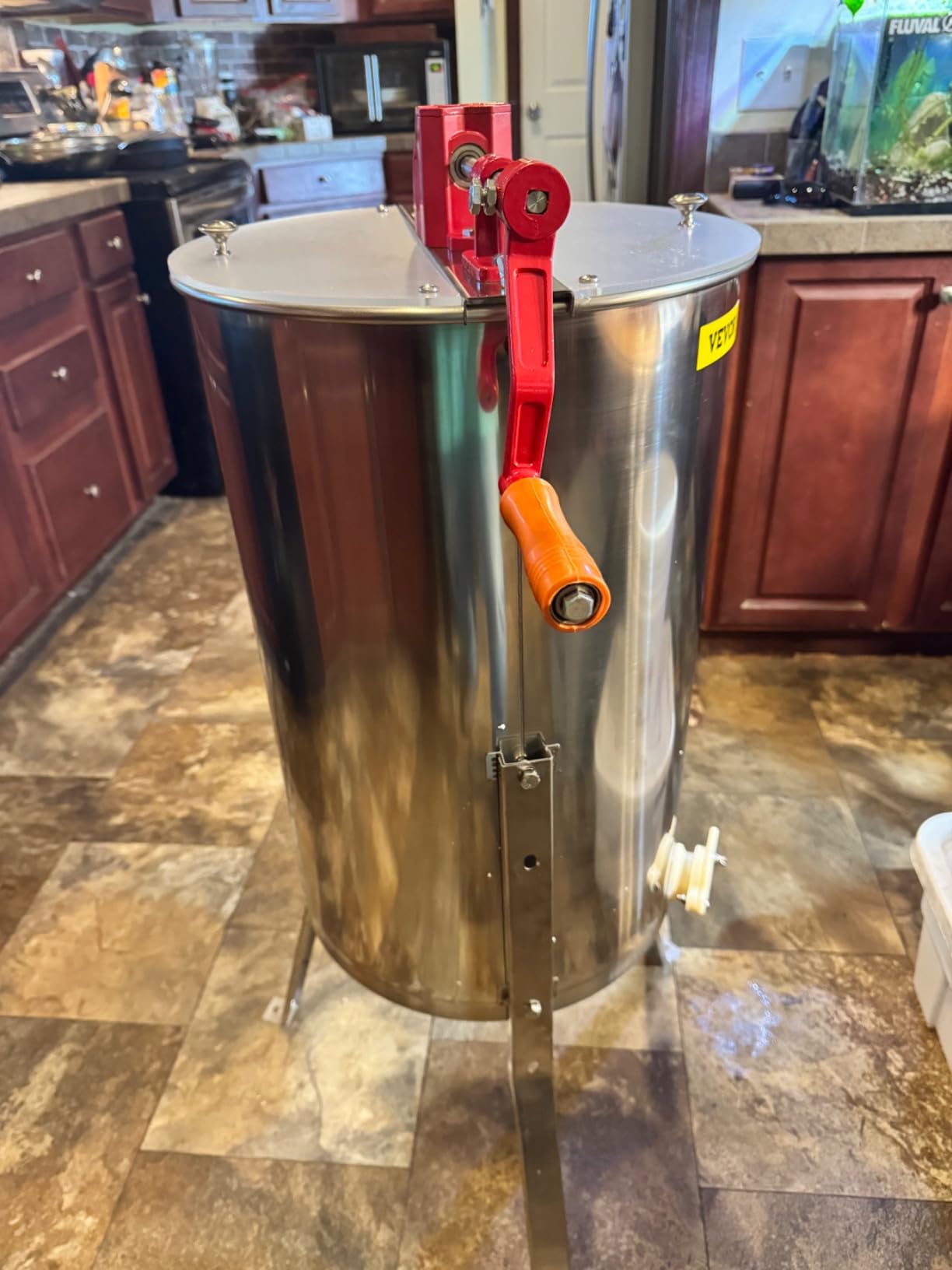 VEVOR 3 Frame Honey Extractor, Stainless Steel Manual Beekeeping Extraction, Honeycomb Drum Spinner with Transparent Lid, Apiary Centrifuge Equipment with Height Adjustable Stand customer photo 2