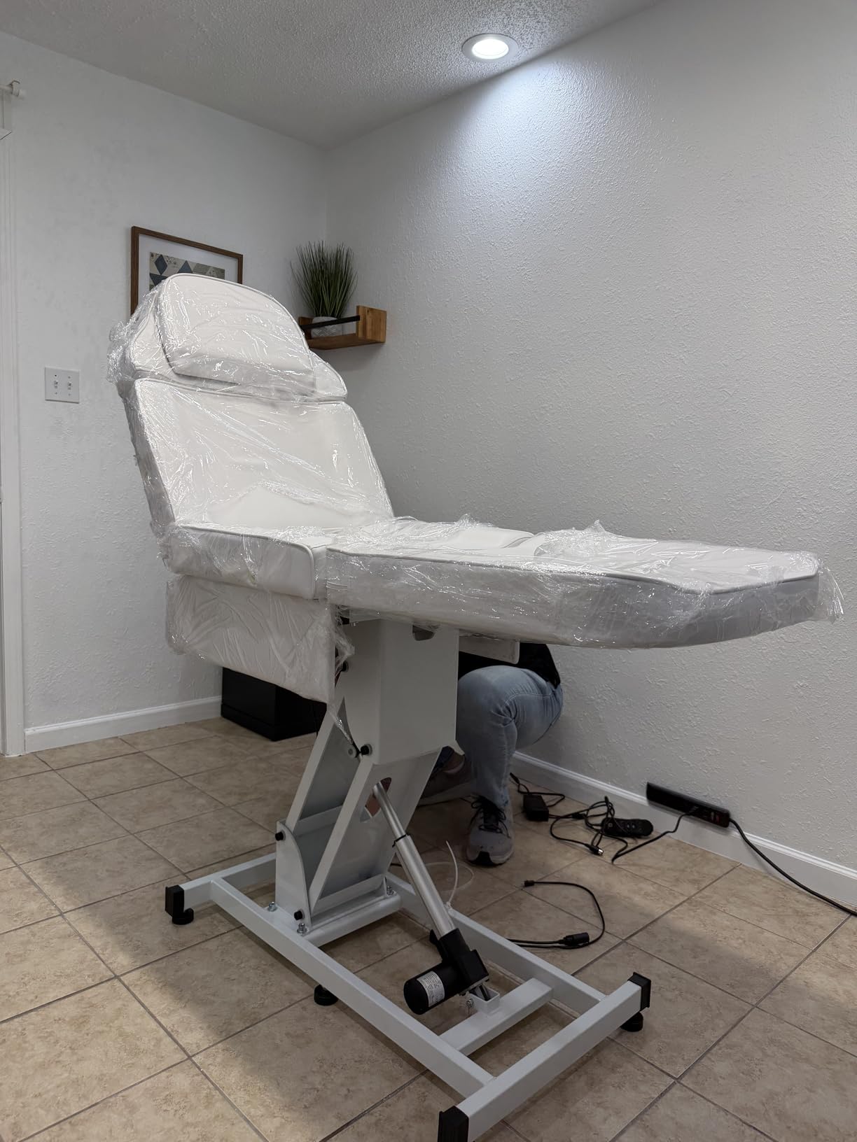 BarberPub 3-Motor Electric Tattoo Chair Salon Massage Facial Bed, Height-Adjustable Esthetician Massage Table for Salon Spa, Reclining Tattoo Chair with Remote Control customer photo 1