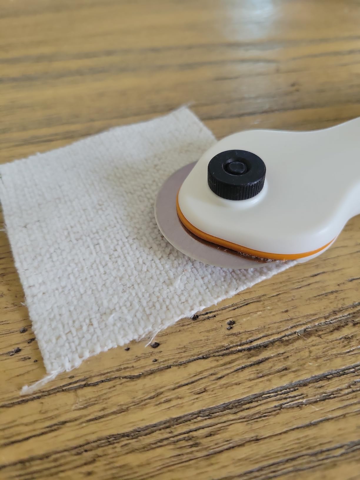 Fiskars 45mm Rotary Cutter for Fabric, Premium Steel Stick Fabric Cutter Cuts Through Multiple Layers, Right and Left Handed, Easy and Safe Blade Change, Arts and Crafts, Sewing and Quilting Tools customer photo 2