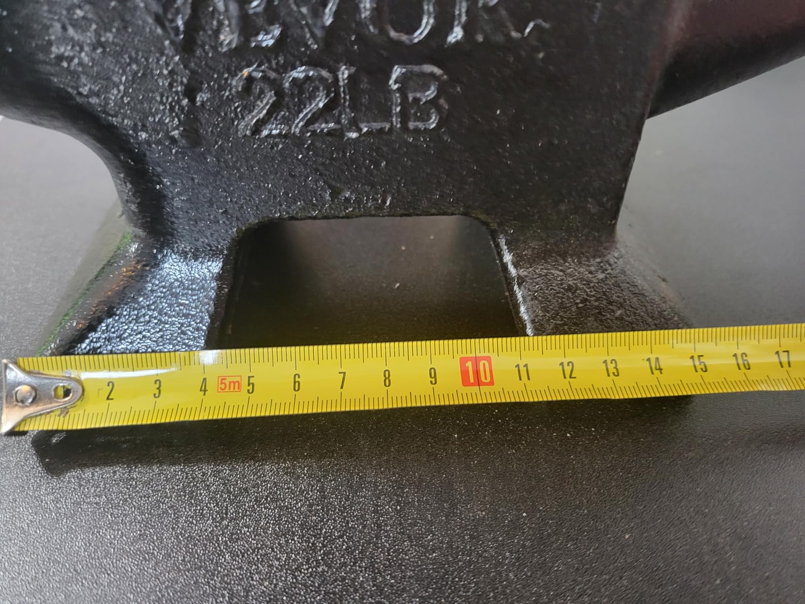VEVOR Single Horn Anvil, 22Lbs Cast Steel Anvil, High Hardness Rugged Round Horn Anvil Blacksmith, Large Countertop and Stable Base, with Round and Square Hole, Metalsmith Tool for Bending and Shaping customer photo 1