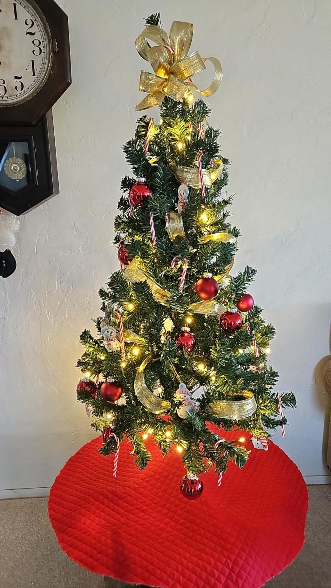 HOMCOM 4.5ft Tall Flocked Artificial Christmas Tree Holiday Décor with 267 Snow Branches, Auto Open, Steel Base, Green customer photo 2
