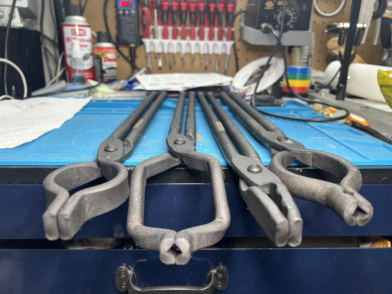 VEVOR Blacksmith Tongs, 4 PCS: V-Bit Bolt, Wolf Jaw, Z V-Bit & Gripping - A3 Carbon Steel, 18' for Blacksmiths & Bladesmiths customer photo 1