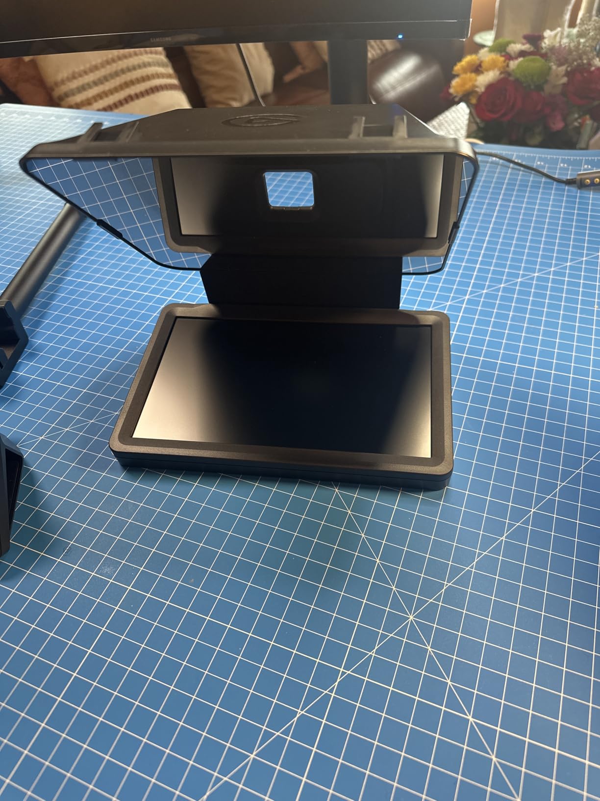 Elgato Prompter, Teleprompter with Built-in Screen, 1080p Full HD Effective Video Resolution customer photo 1