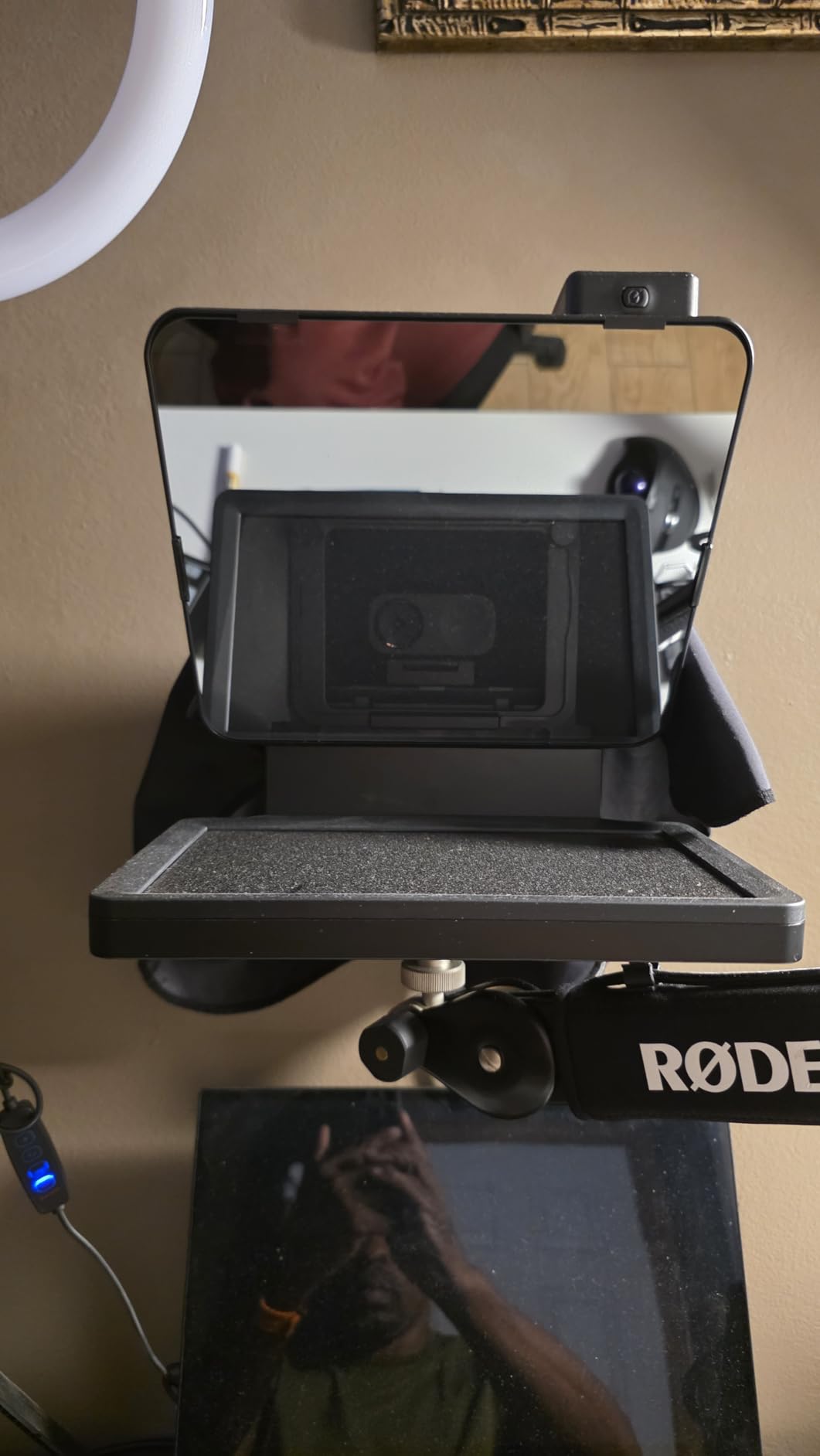 Elgato Prompter, Teleprompter with Built-in Screen, 1080p Full HD Effective Video Resolution customer photo 2