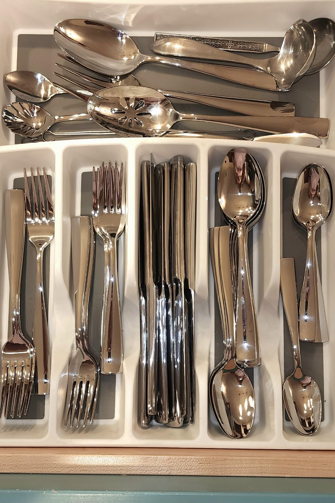 Premium Louis 65-Piece Silverware Set, 18/10 Stainless Steel Fine Flatware Set, Service for 12, Classic Design, Brilliant Mirror Finish, Dishwasher Safe customer photo 1