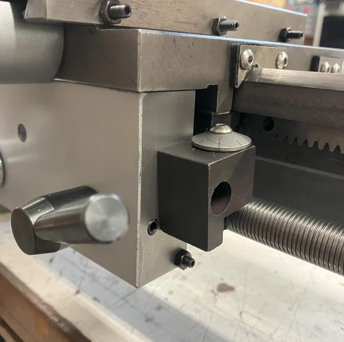 VEVOR Metal Lathe Machine, 7'' x 13.78'', Precision Benchtop Power Metal Lathe, 0-2200 RPM Continuously Variable Speed, 500W Brush Motor Metal Gears, with Tool Box for Processing Precision Parts customer photo 1