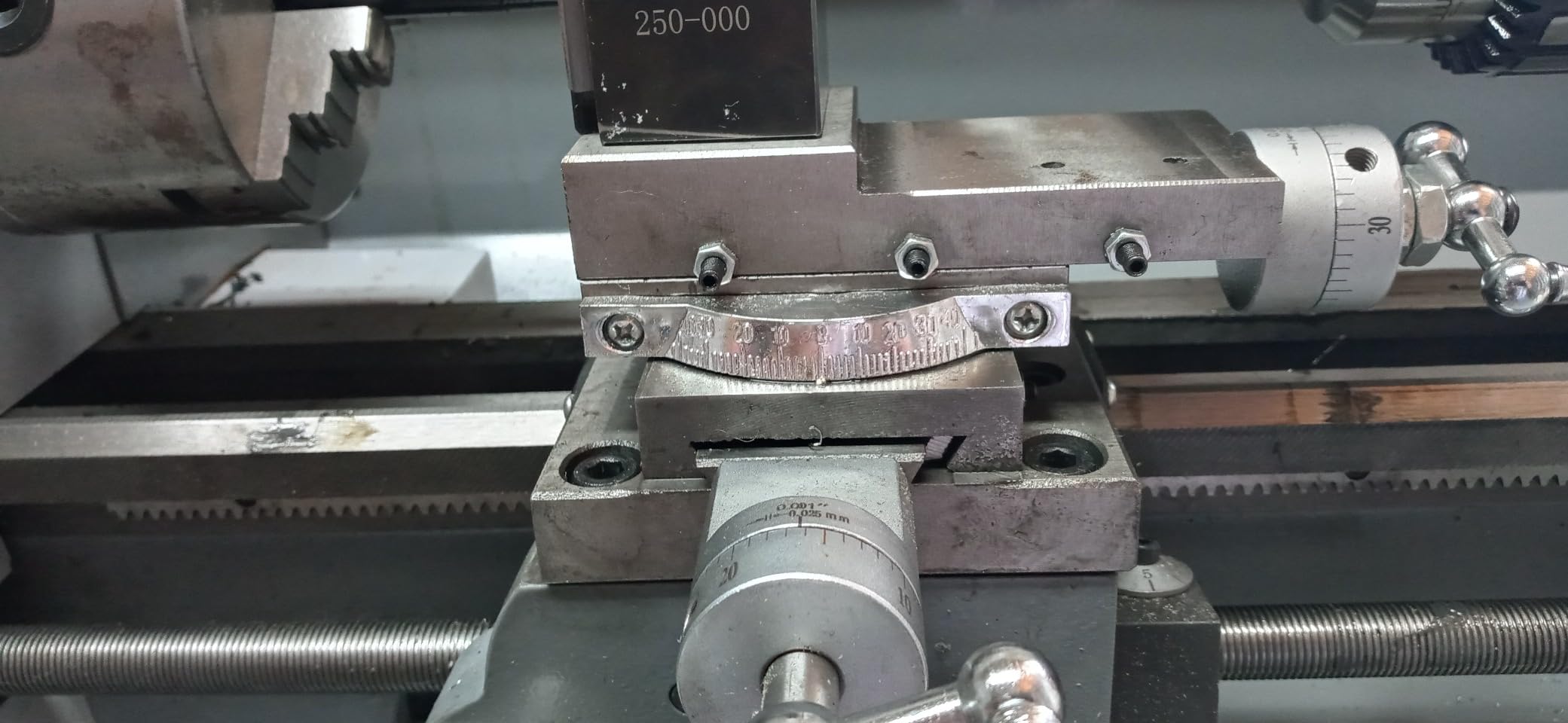 VEVOR Metal Lathe Machine, 7'' x 13.78'', Precision Benchtop Power Metal Lathe, 0-2200 RPM Continuously Variable Speed, 500W Brush Motor Metal Gears, with Tool Box for Processing Precision Parts customer photo 2