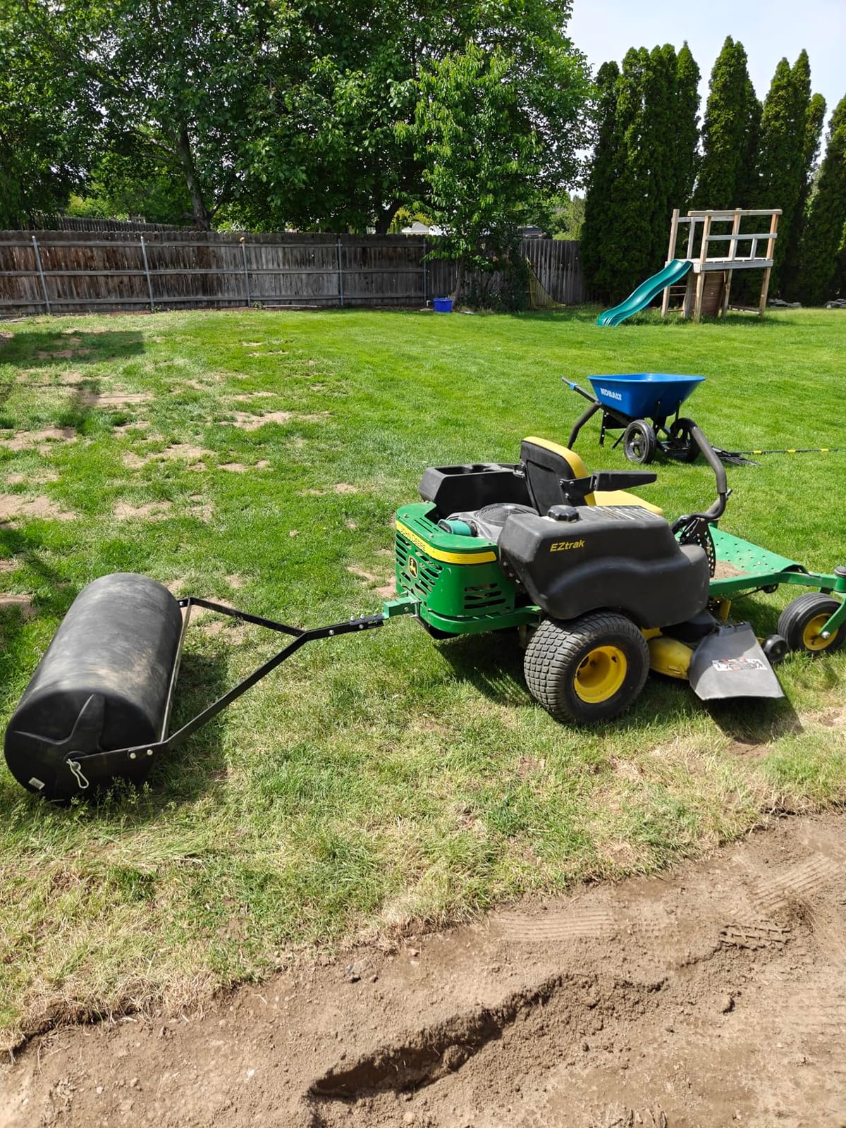 VEVOR Tow Behind Lawn Roller, 400lbs Sand/Water Filled Yard Roller, LLDPE Drum and Steel Frame Sod Roller with Easy-Turn Plug, Tow Behind a Tractor or ATV for Lawn, Garden, Farm, Park, Black customer photo 1