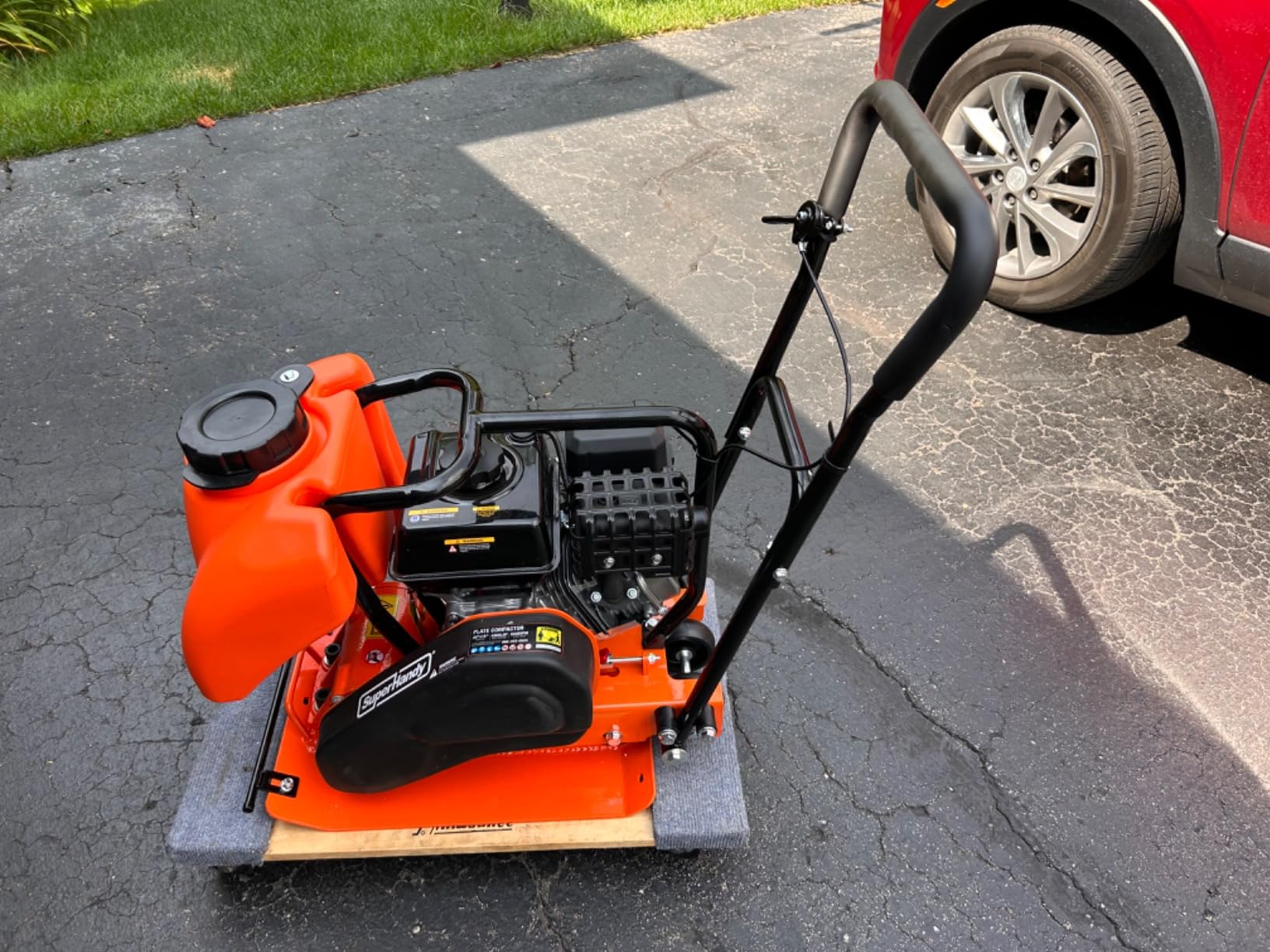 SuperHandy Plate Compactor with 7HP Gas Engine - 4200 lbs Force, 20 x 15 in. Steel Plate, 12 in. Depth Tamper with Water Tank customer photo 1