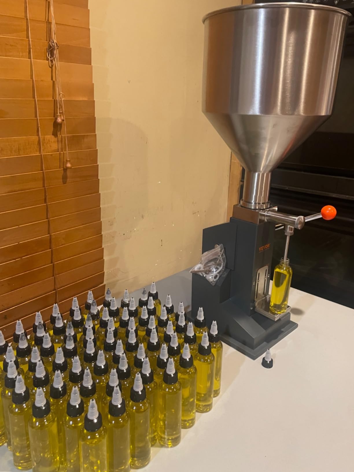 VEVOR Manual Paste Liquid Filling Machine, 5-100ml Adjustable Bottle Filling Machine, Stainless Steel Liquid Filler with 11.5L Hopper for Milk Water Juice Shampoo Honey customer photo 2