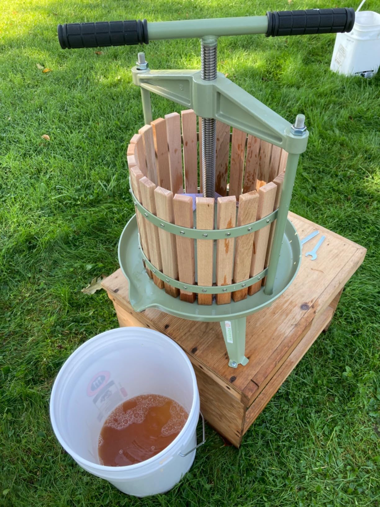 SQUEEZE master Fruit Wine Cider Press - Solid Wood Basket- 4.75 Gallon/18L-T Handle Bar-More Stable-Vintage traditional juicer,Apple Grape Fruit press for Juice Maker-1 free filter bag included(Red) customer photo 1