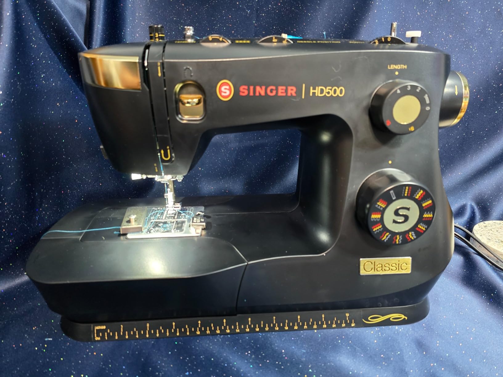 SINGER® Heavy Duty 500 Classic High Speed Sewing Machine + Accessory Kit | 3 built-in stitches, strong motor, 50% more power, 1-step buttonhole, sturdy metal frame, large sewing space, LED light customer photo 1