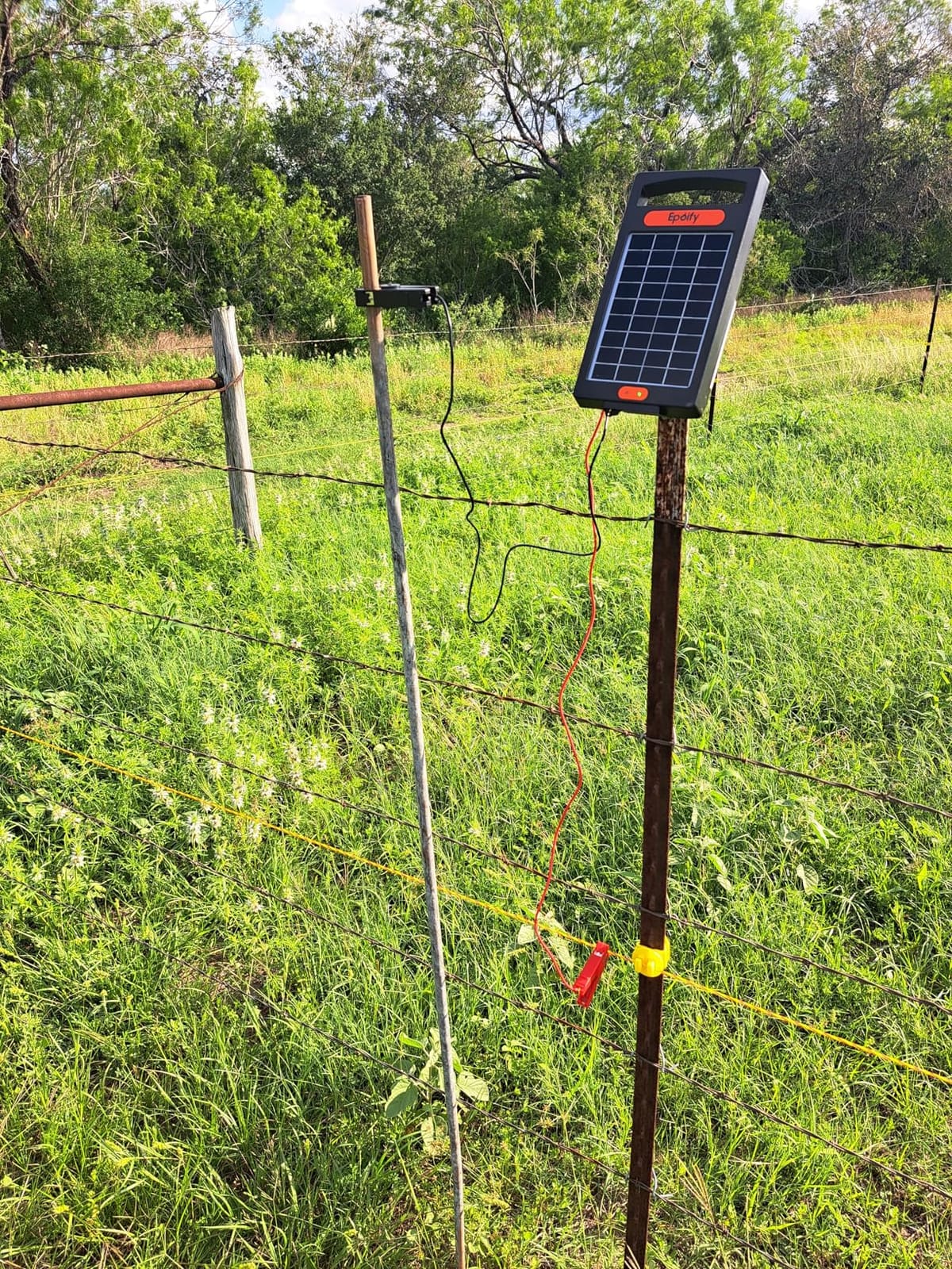 24-Hour Solar Electric Fence Charger, 0.18J, 10-Mile for Livestock | Portable All-in-One Energizer, 5700-10200V Pulse Output, 24/7 Solar Charging, Weatherproof, Deters Predators customer photo 1