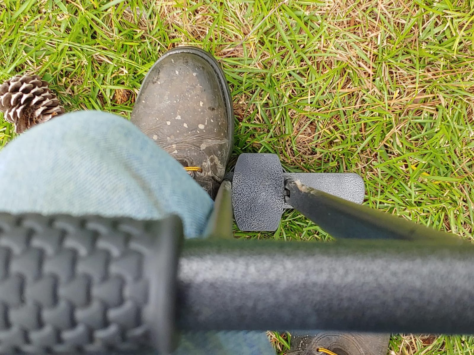 Dolibest Sod Plugger, Bulb Planter Tool with Non-Slip Grip Handle, Turf Cutter and Grass Plugger Tool customer photo 1