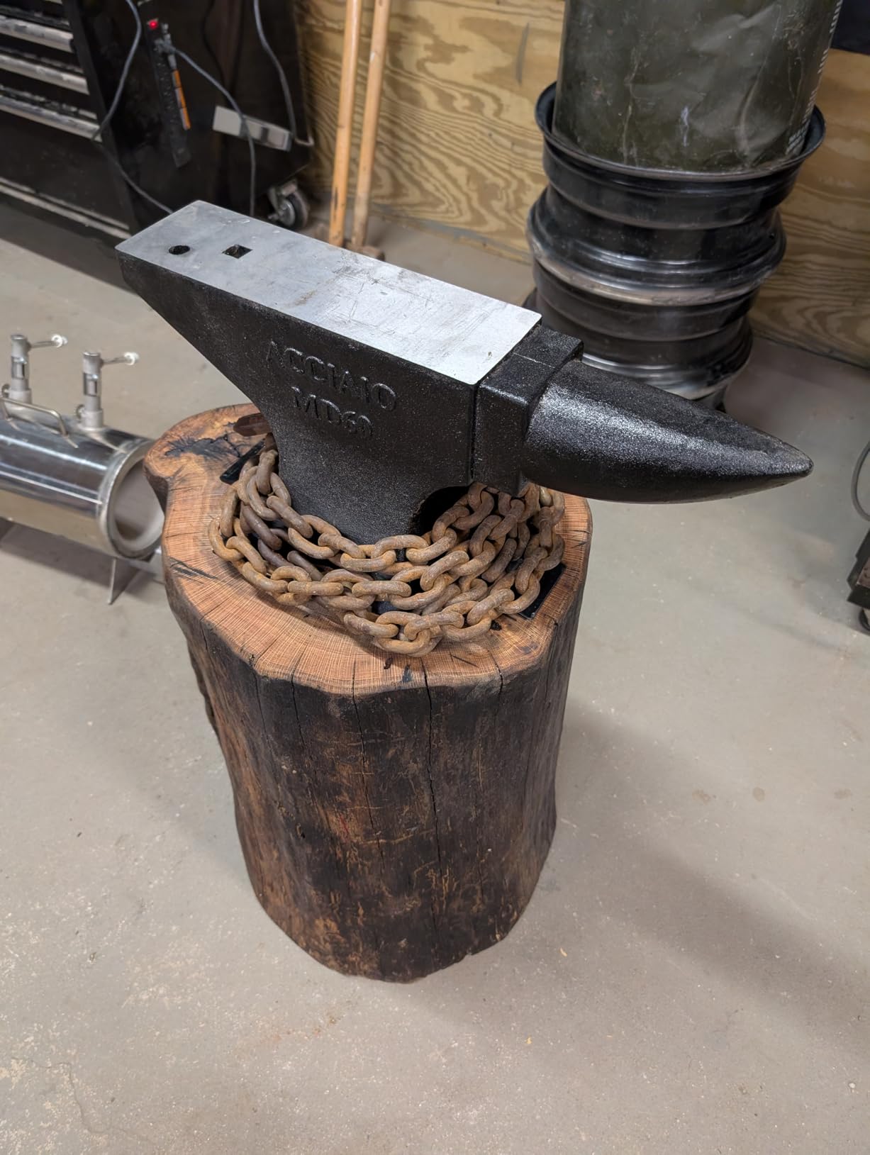 Cast Steel Anvil, 132 Lbs(60kg) Single Horn Anvil, High Hardness Round Horn Anvil Blacksmith with Large Countertop and Stable Base, Metalsmith Tool for Bending and Shaping, Black customer photo 1