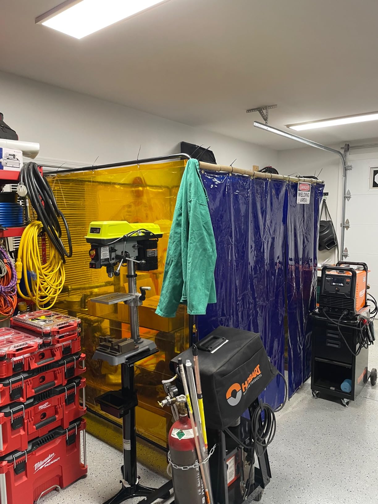 VEVOR Welding Screen with Frame, 6' x 6' 3 Panel Welding Curtain Screens on 12 Swivel Wheels (6 Lockable), Welding Protection Screen Moveable & Professional for Workshop, Red | 6-Level UV Protection and 6 Lockable Wheels, for Welding Workshops, Auto Inspections and Shipyards, Red customer photo 2