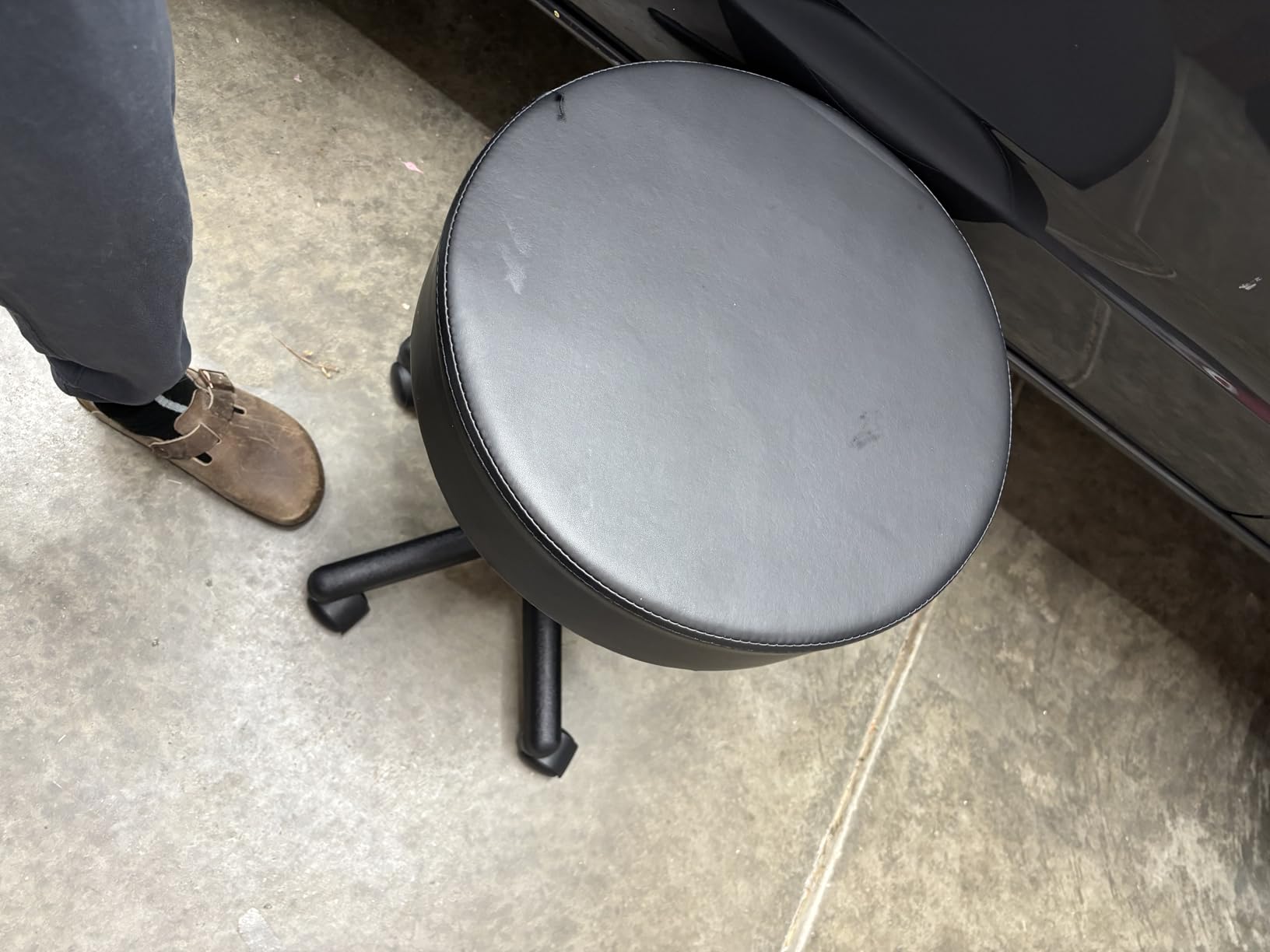 VEVOR Rolling Stools with Wheels 400LBS Weight Capacity Swivel Stools Chair | Adjustable Height, with Ultra-Thick Seat Cushion, for Salon, Bar, Home, Office, Tattoo, Medical, and Massage, Black customer photo 2