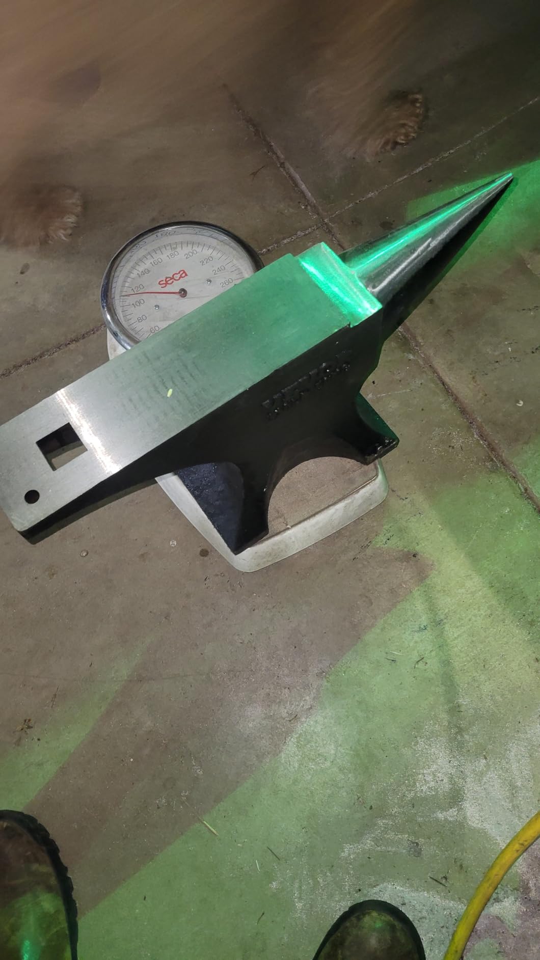 VEVOR Single Horn Anvil, 116lbs Cast Steel Anvil, High Hardness Rugged Round Horn Anvil for Blacksmiths, with Large Countertop and Stable Base, Metal Working Tool for Metal Bending, Shaping, Twisting customer photo 1