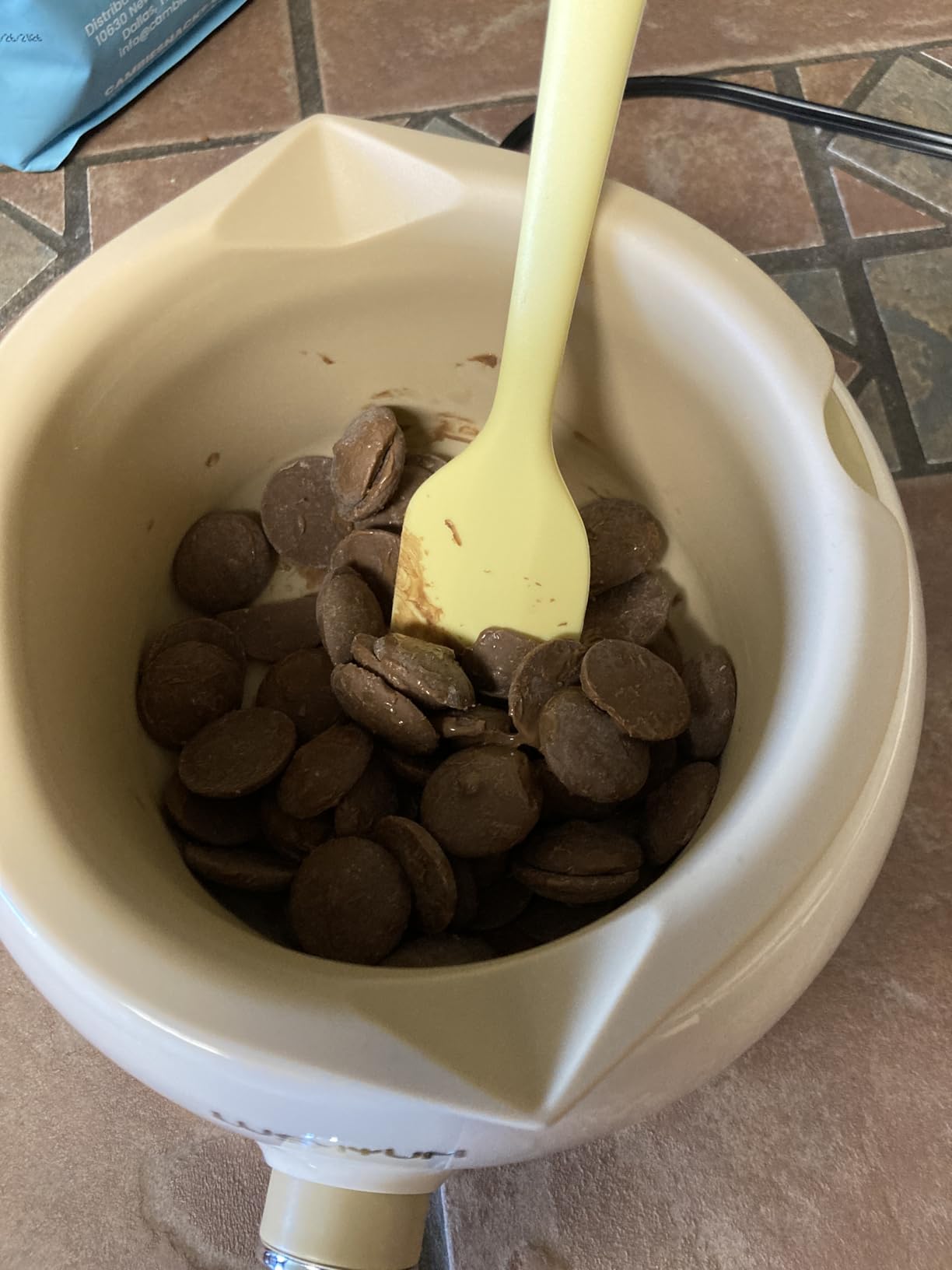 LUSHYUM Electric Chocolate Melting Pot with 2 Insert Pots, 4-Cup Chocolate | Even Heating & Fast Melting, BPA-Free Silicone, Easy Clean, Less Waste, Ideal for Chocolate & Candy Melts, Parties & Fondue customer photo 2