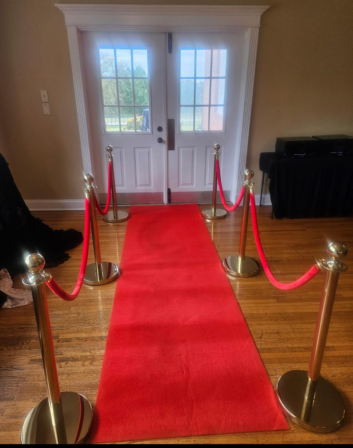 VEVOR Stanchions and Velvet Ropes 6Pcs, Hollow Base with Stainless Steel Post, 4 Red Velvet Ropes and Posts, Crowd Control Barriers Gold Stanchions, Red Carpet Runner Poles for Party Supplies customer photo 1