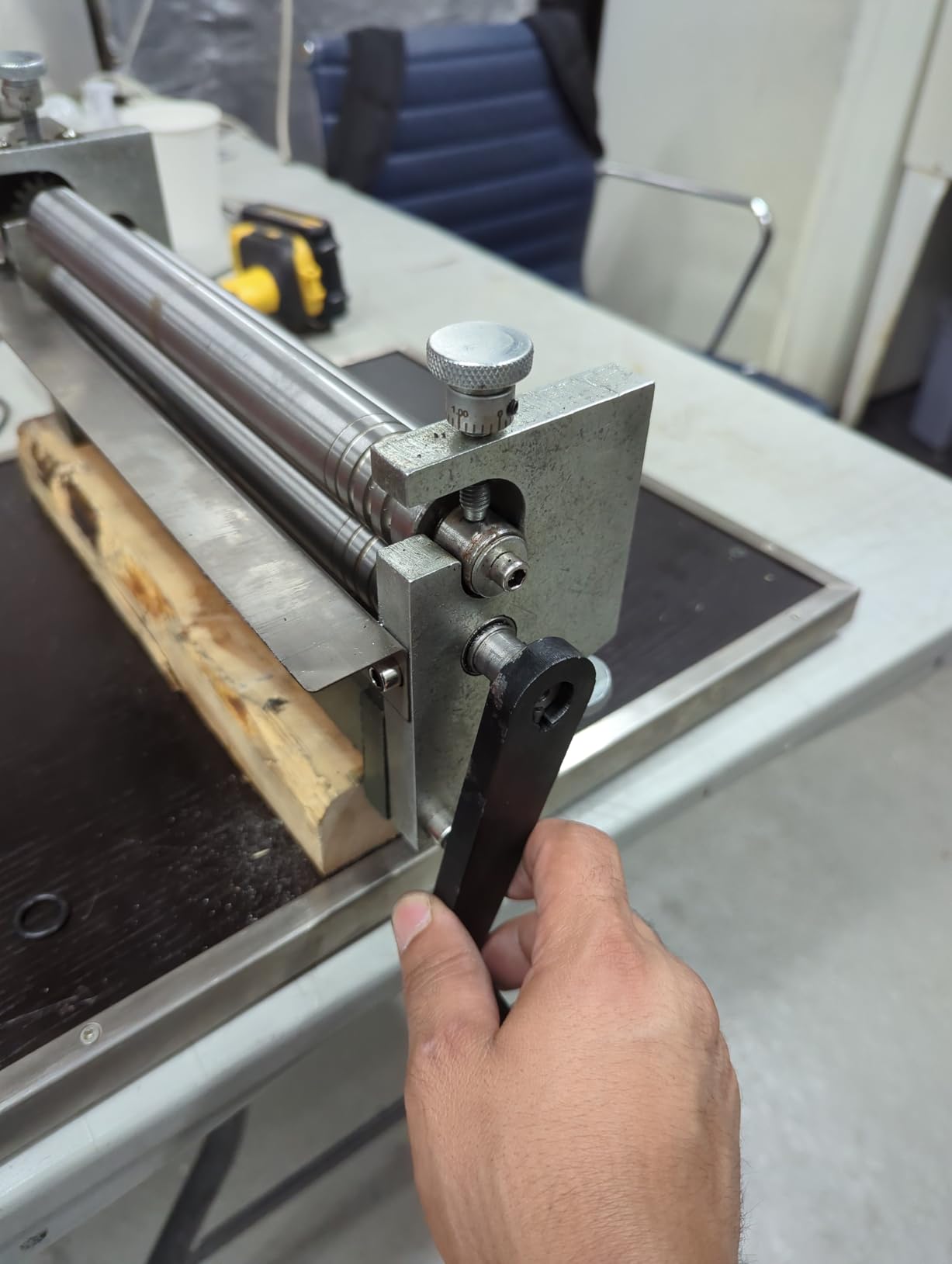 VEVOR Slip Roller, 12.6 inches, Sheet Metal Slip Roll Machine, 20 Gauge Capacity, Rolling Bending Machine with Detachable Rollers, 21 HRC, for Aluminum Alloy Sheet Low Carbon Steel Copper Sheet customer photo 1