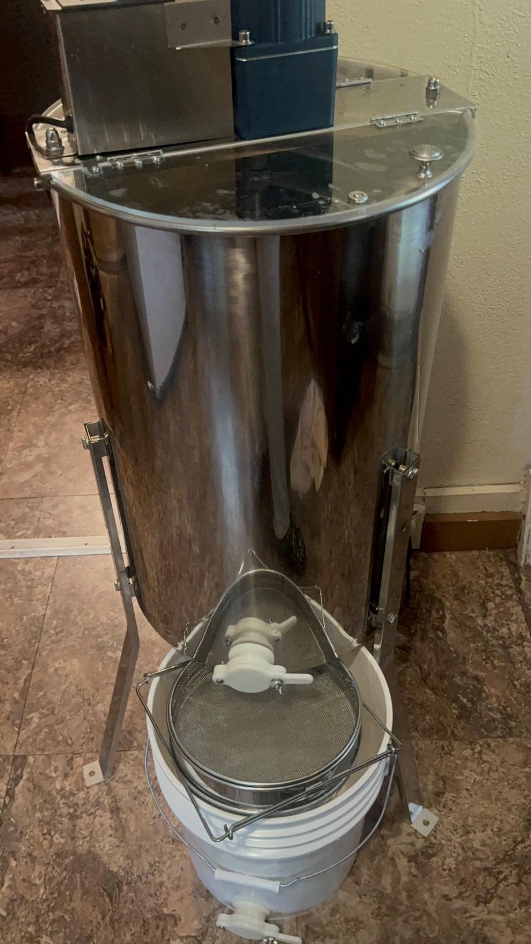 VEVOR Electric Honey Extractor, 3 Frame Honey Extractor with Transparent Lid, Stainless Steel Honeycomb Drum Spinner, Height Adjustable, Honeycomb Extraction Equipment for Beekeeping customer photo 1