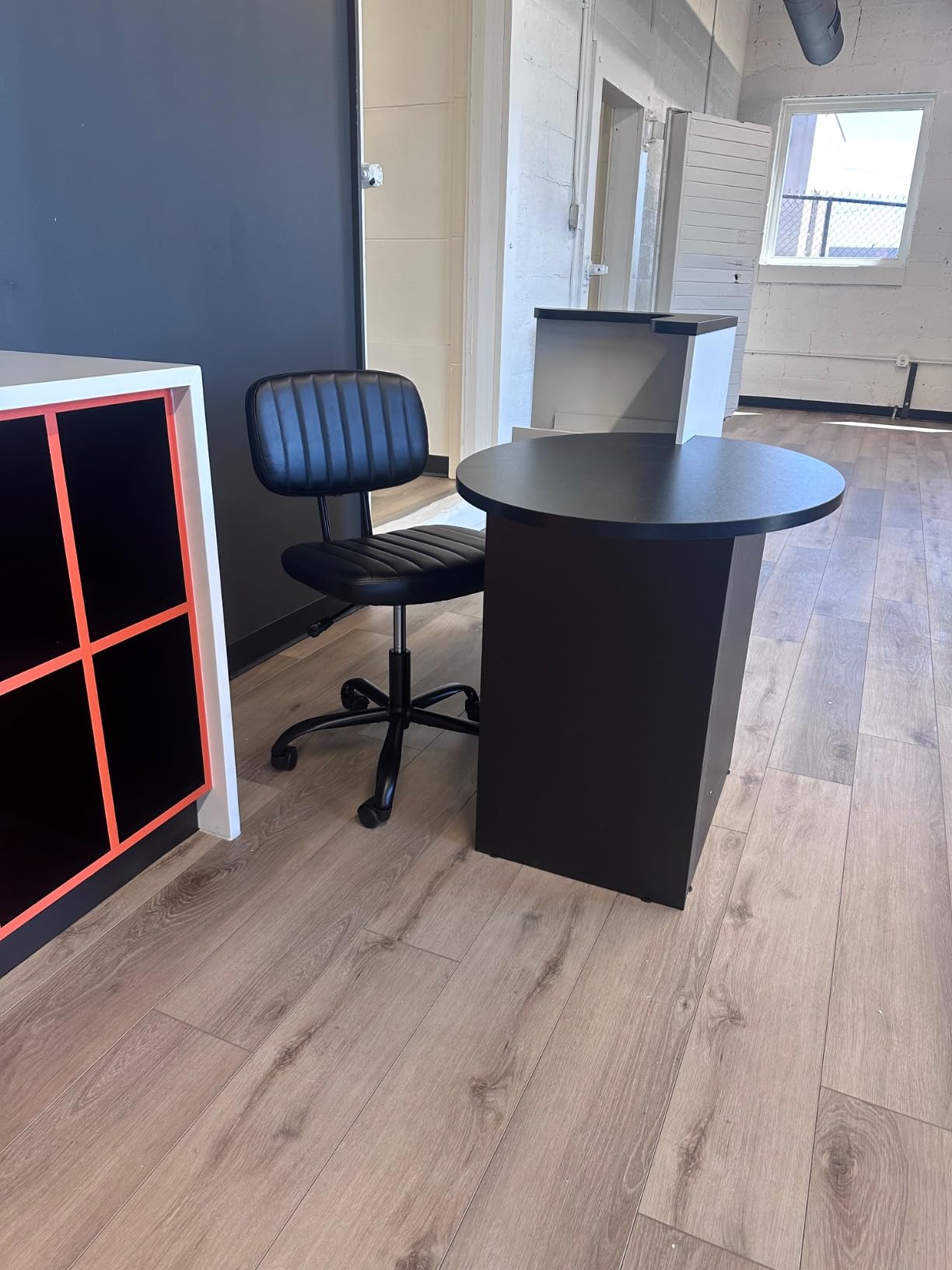GIANTEX Reception Desk, Front Counter Desk with Lockable Drawer, Checkout Table with Round Tabletop, Corner Shelf & Adjustable Shelf for Office Beauty Salon Retail Store (Brown & White) customer photo 2
