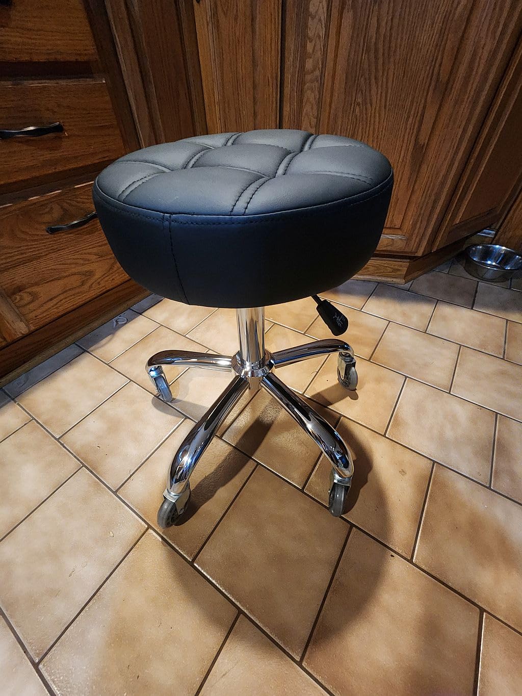 BEWISHOME Rolling Stool with Wheels, Adjustable Stool Heavy Duty 450lb, 360° Swive Rolling Chair for Massage Spa Medical Tattoo, PU Thick Seat Padding Salon Chair(Black) BYD01B customer photo 1