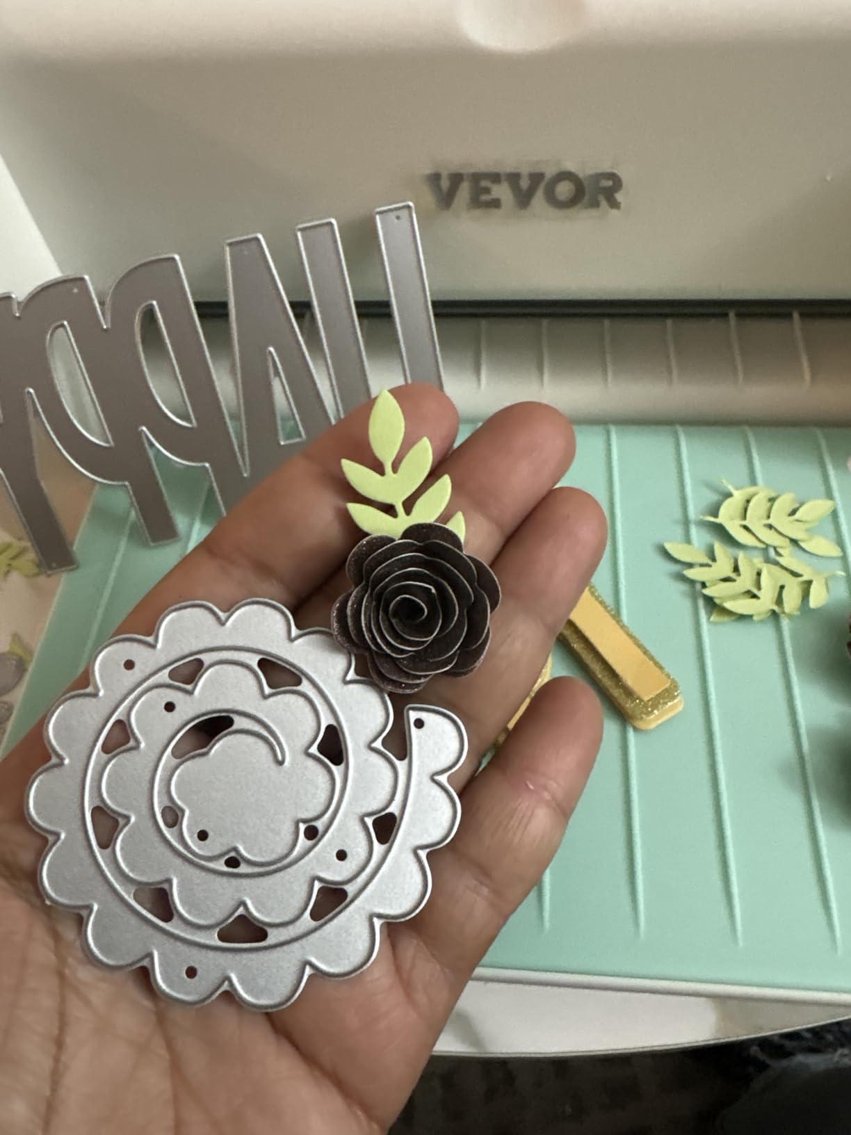 VEVOR Die Cutting and Embossing Machine, 9-Inch (A4) Opening Size, Manual Scrapbooking Machine Starter Kit, Foldable Complete Set with Embossing Folder, Plate, for Cardmaking, Scrapbooking, DIY Crafts customer photo 1