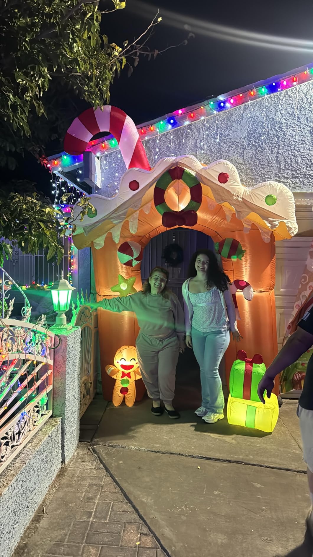 6.2FT H Jumbo Christmas Inflatable Tree with Santa Claus and Polar Bear, Animated Blow up Christmas Inflatable Tree with Santa & Bear Build-in LED Lights Indoor Outdoor Yard Decors customer photo 2