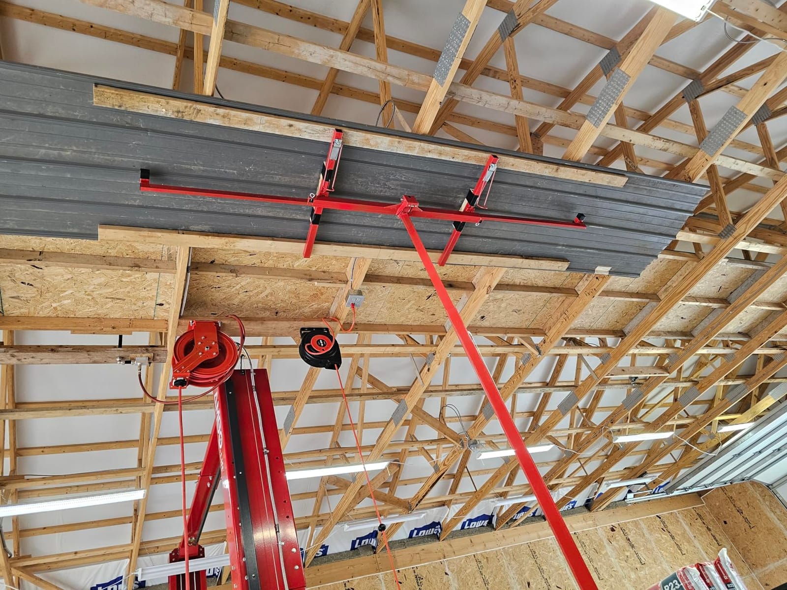 VEVOR 11ft Drywall Lift, Heavy-Duty 150 lbs Sheetrock Hoist with Adjustable Telescoping Arm, Lockable Wheels, Drywall Lifter Panel Jack Hoist Tools Ideal for Ceiling & Wall Installation (Red) customer photo 2
