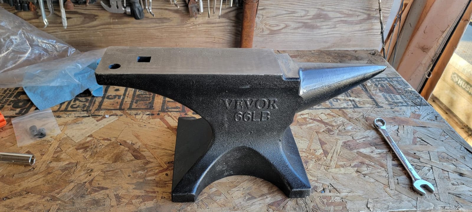 VEVOR Single Horn Anvil, 66 lbs, High Hardness Cast Steel, Rugged Round Horn Anvil Blacksmith, with Pritchel and Hardy Hole, Large Countertop Stable Base, Metalsmith Tool for Bending and Shaping | for Cutting Shaping & Trimming Metal Materials, with Round & Square Hole Large Countertop & Stable Base, Hardness of 50HRC customer photo 1