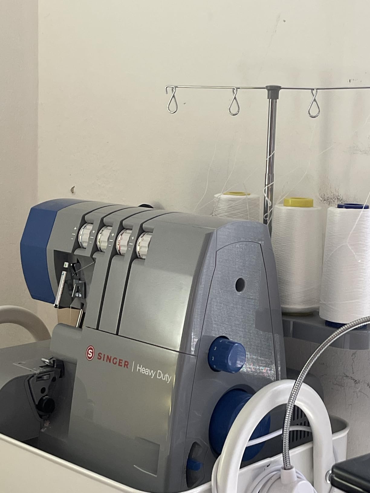 SINGER HD0500S Heavy Duty Serger Overlock Machine, 2-3-4 Thread, Black | Accessories, 6 stitches, 1300 stitches/min, LED light, free arm, adjustable differential feed, metal frame, for home decor customer photo 1