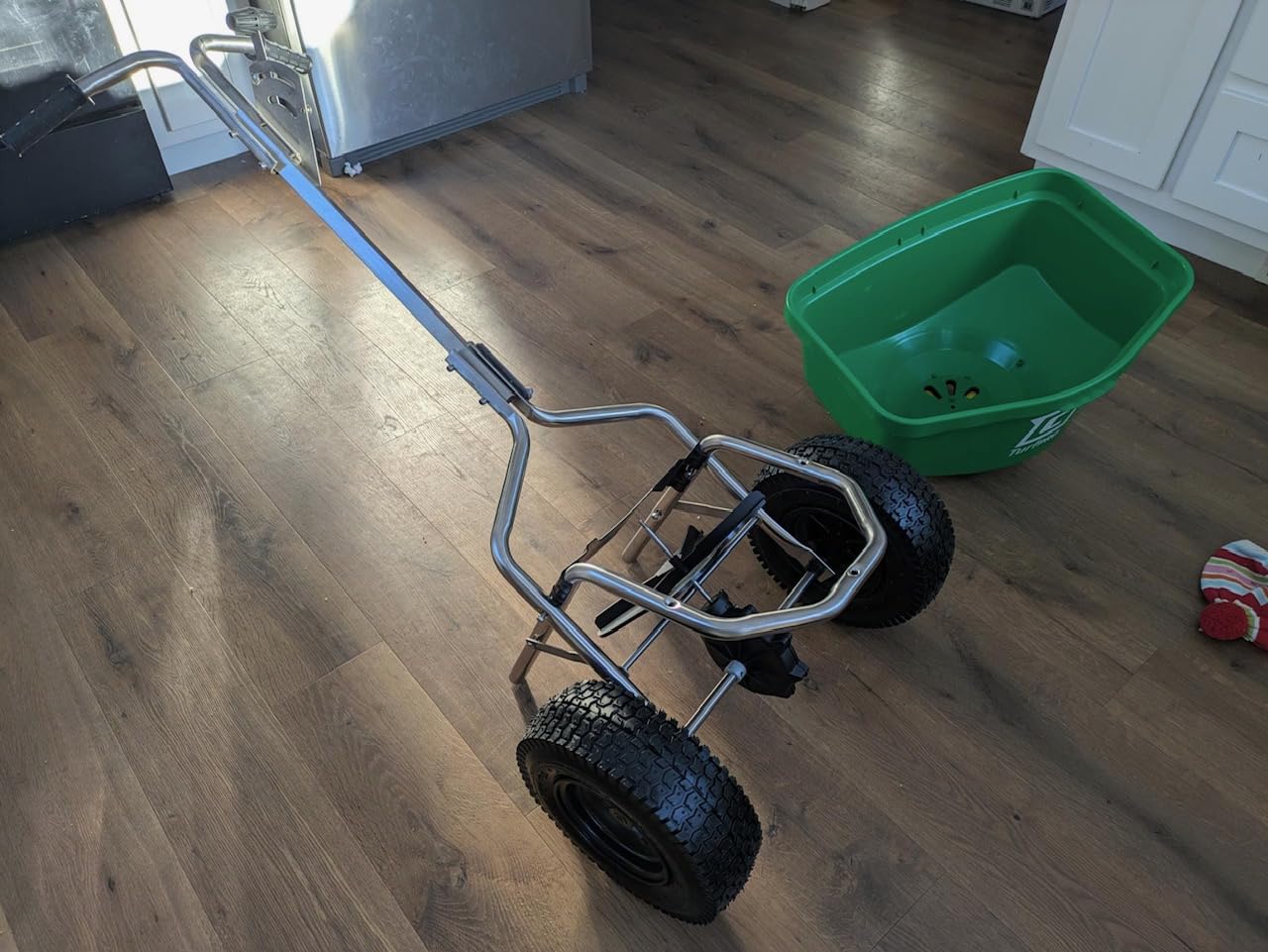 CHAPIN 89400C TurfPro 100 lb Lawn Spreader, Contractor, Stainless Steel customer photo 2