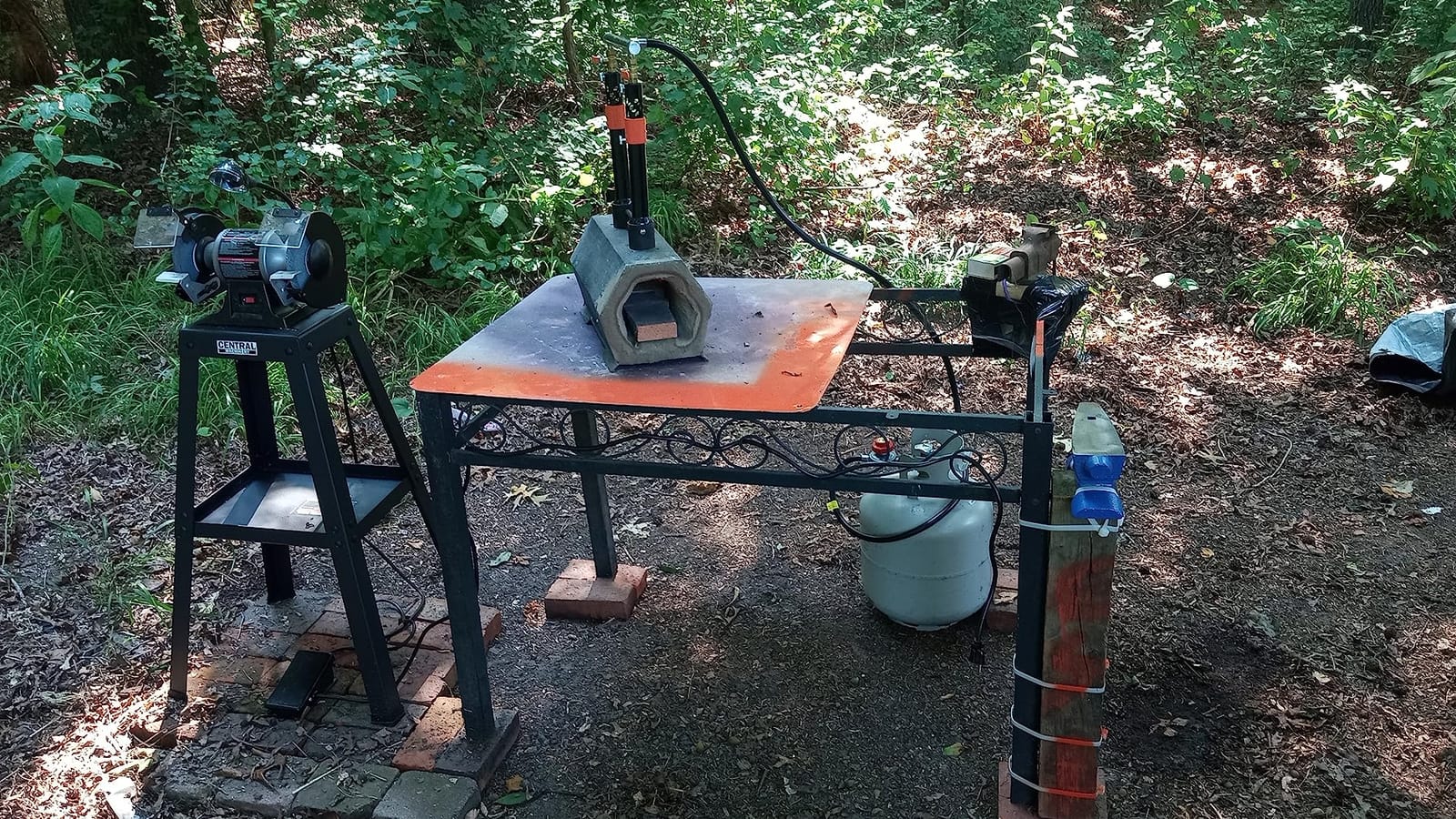 VEVOR Portable Propane Forge, 3 Burners, 2600℉ Tool and Knife Making Blacksmithing Farrier Forge, Large Capacity Hexagon, Cold-Rolled Steel Gas Forging Tools and Equipment, Use for Metal Forging customer photo 2