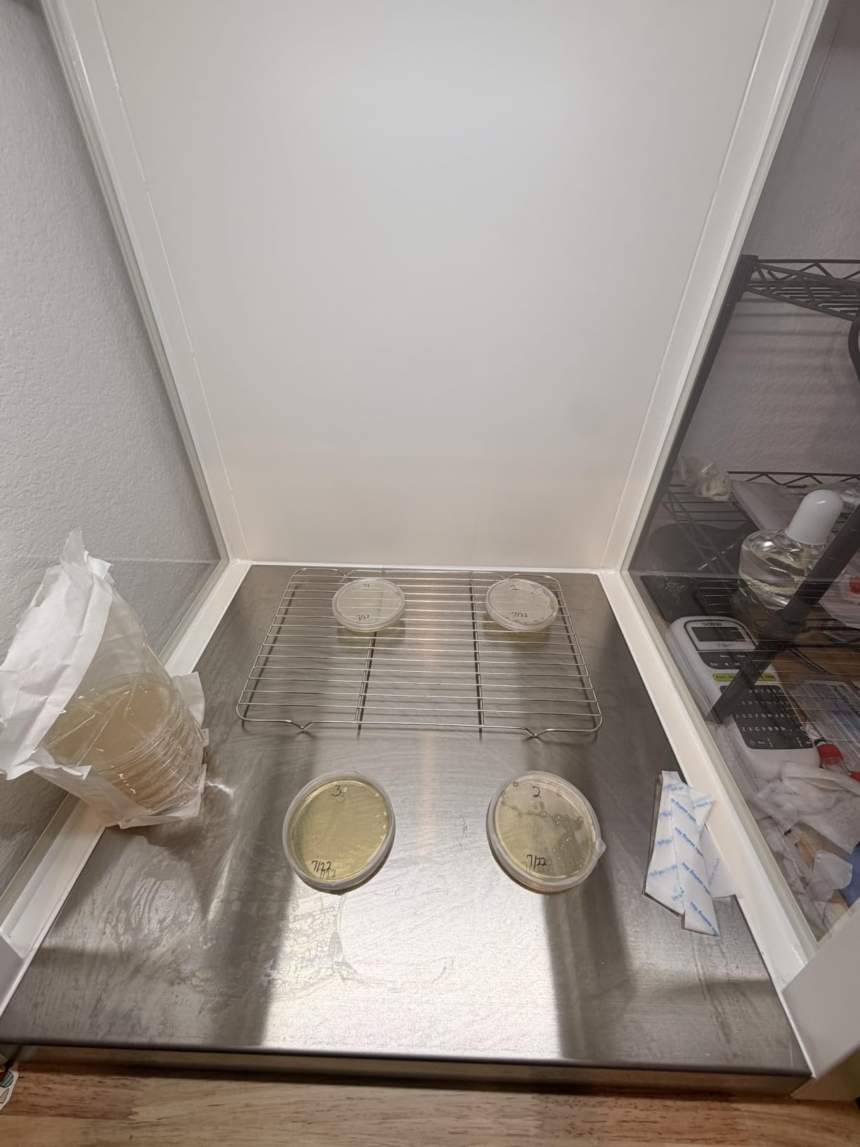 Vevor Laminar Flow Hood, 20.08 x 20.47 x 23.62 Inches Working Area Portable Clean Room, ISO Class 5 Standards, Adjustable, HEPA-14 and G1 Pre-Filter, Laboratory Use customer photo 1