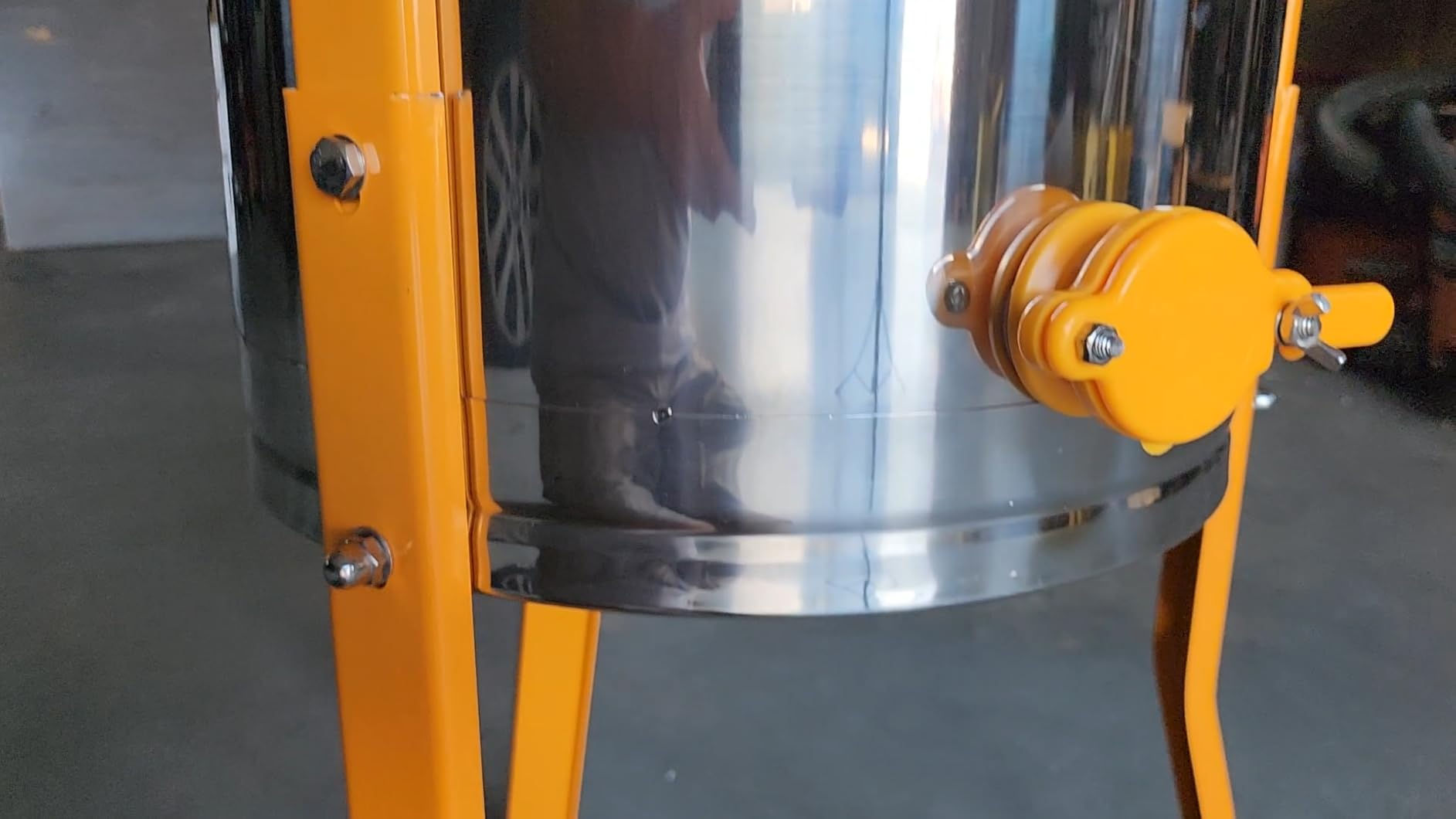 6 Frames Manual Honey Extractor, Basic Stainless Steel Drum Spinner with Clear Lid, Fits 2 Deep and 4 Medium Frames for Beginner Beekeeping Honey Harvest customer photo 2