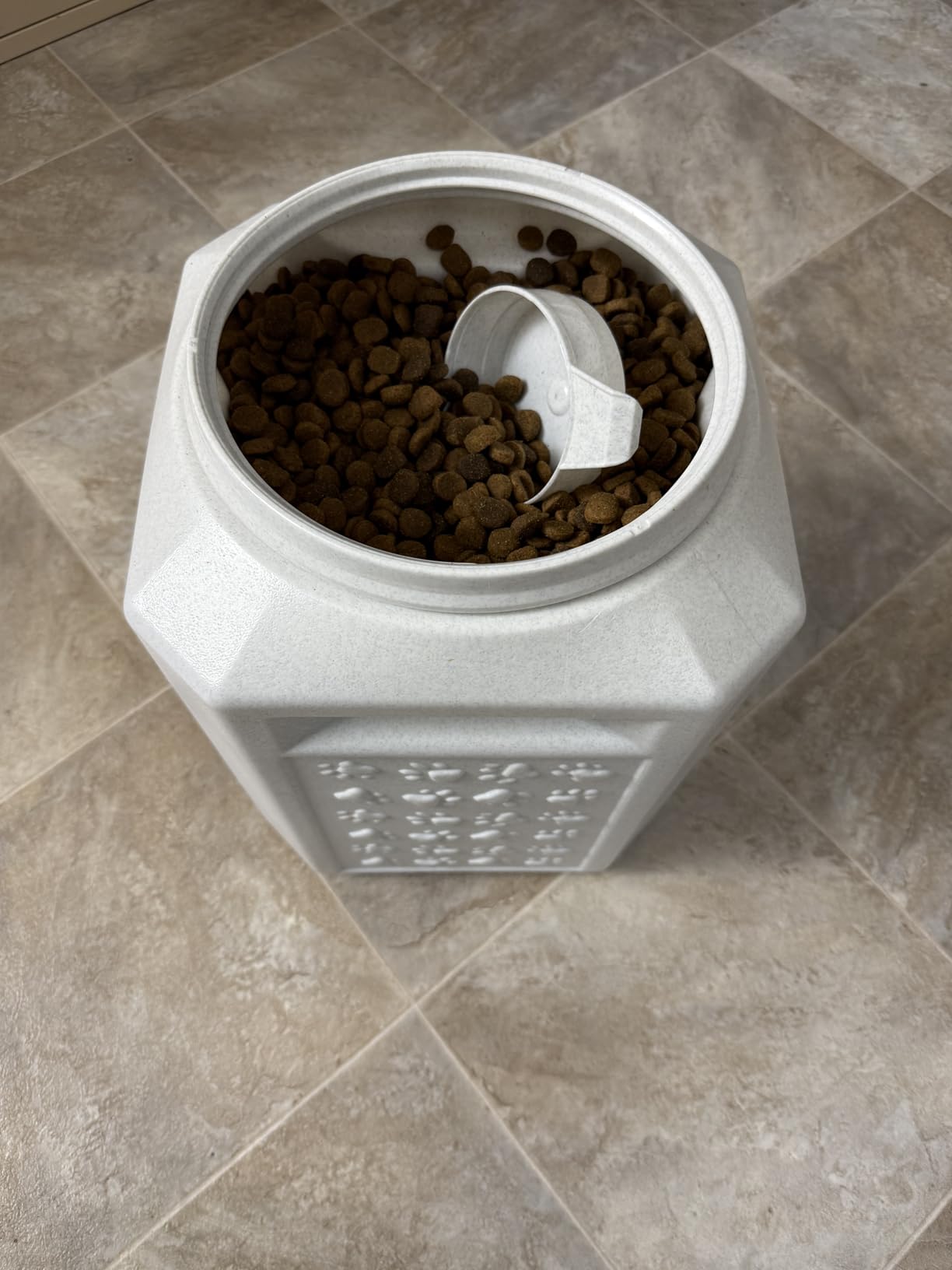Vittles Vault Traditional Pet Food Storage Container For Dog Kibbles/Bird Seed/Oatmeal/Rice/Flour/Cereal, BPA Free Plastic, Sealed Airtight, Up To 60 lb, Made in USA, With Scoop, Gray customer photo 2
