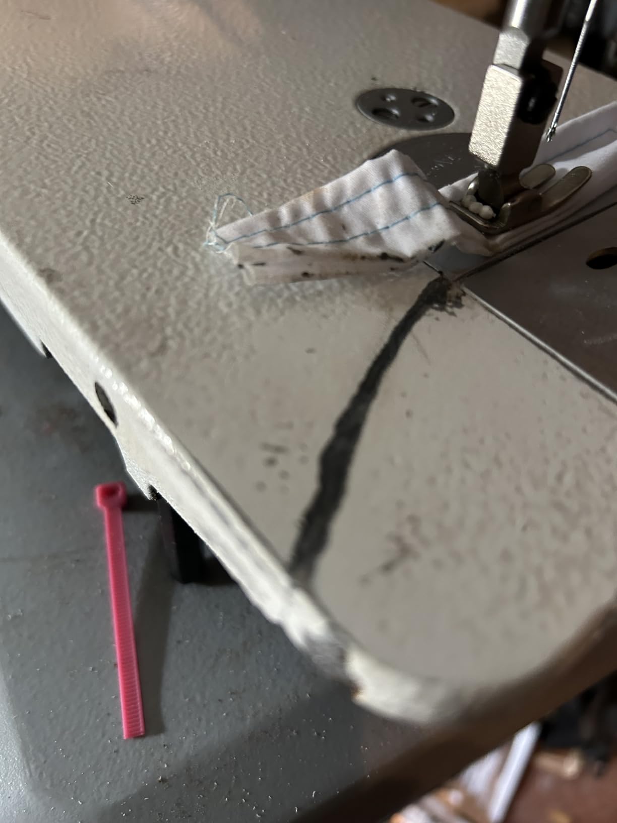 VEVOR Industrial Lockstitch Sewing Machine, 550W Commercial Set with Servo Motor & Table Stand, 5000 SPM High Speed, Metal Frame, LCD Panel, LED Light for Cotton Wool Denim Leather Canvas customer photo 1