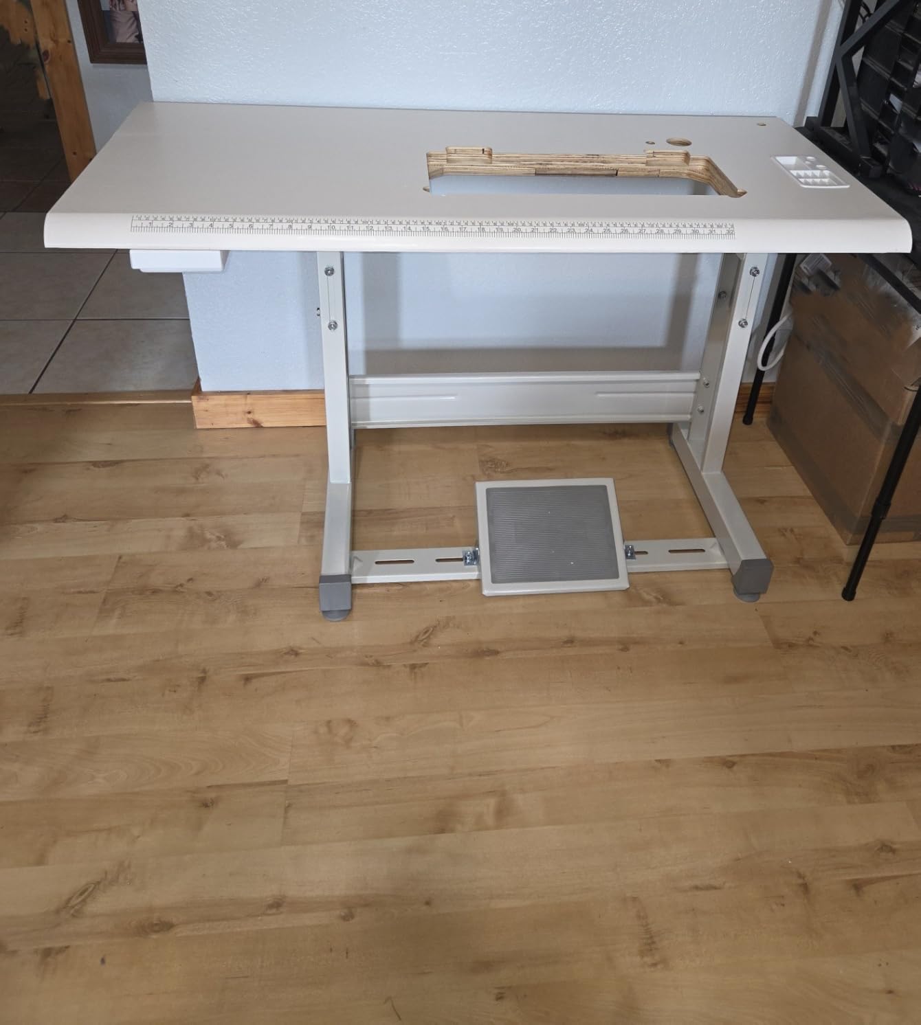 VEVOR Industrial Lockstitch Sewing Machine, 550W Servo Motor Commercial Sewing Machine Set with Table Stand, 5000 SPM High Speed, Auto Thread Trimmer, Metal Frame for Denim Cotton Sewing customer photo 2