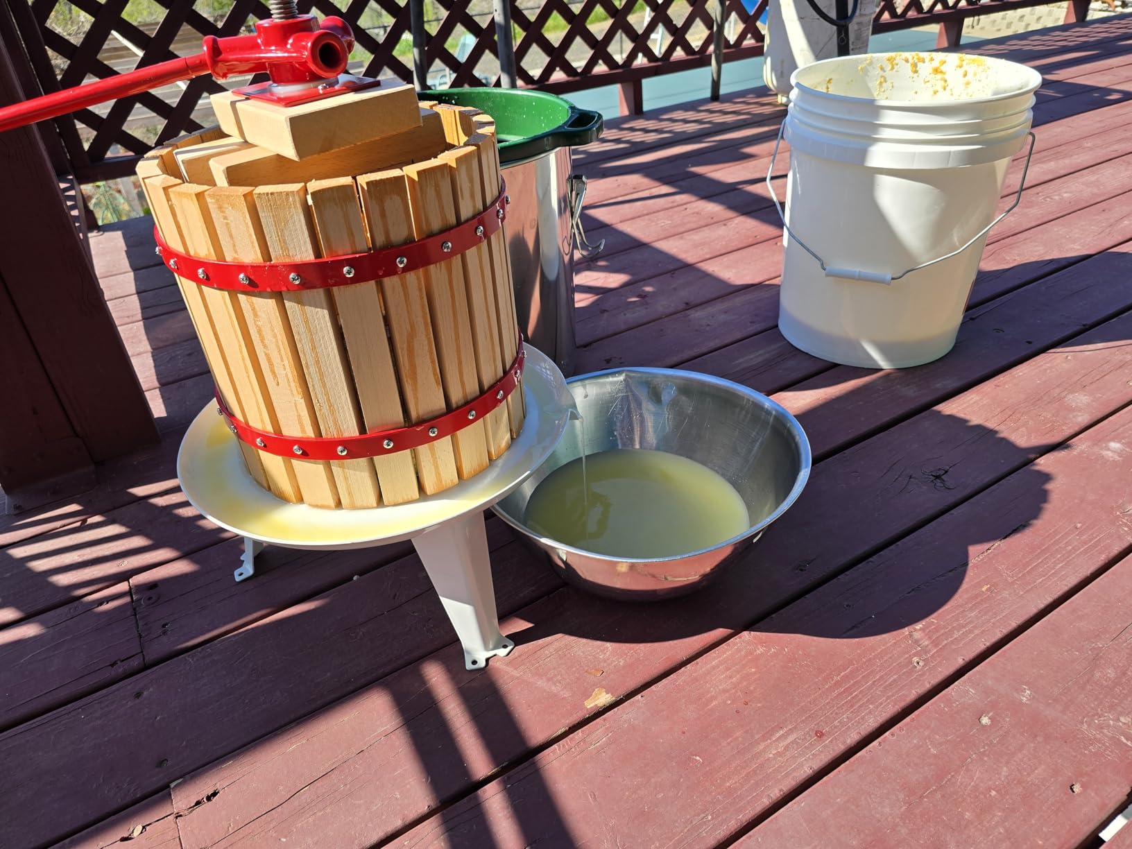 VEVOR Fruit Wine Press, 4.75Gal/18L Manual Juice Maker, Solid Beech Wood Basket, Vintage Traditional Juicer with 2 Filter Bags, Heavy Duty T-Shaped Handle Bar for Cider Apple Grape Press, Kitchen Home customer photo 1