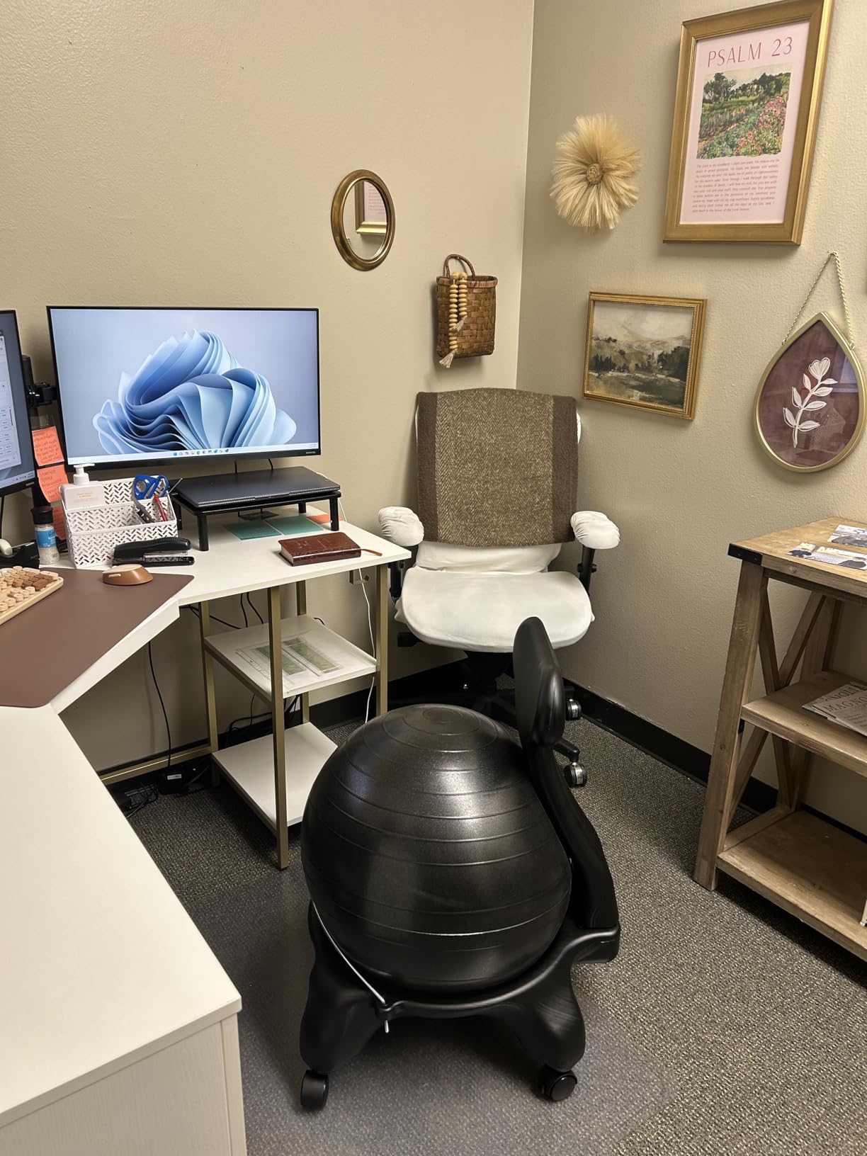 Gaiam Classic Balance Ball Chair, Stability Seat (Black) | 52cm stability ball chair builds core strength while you sit. Includes pump & exercise guide. customer photo 1