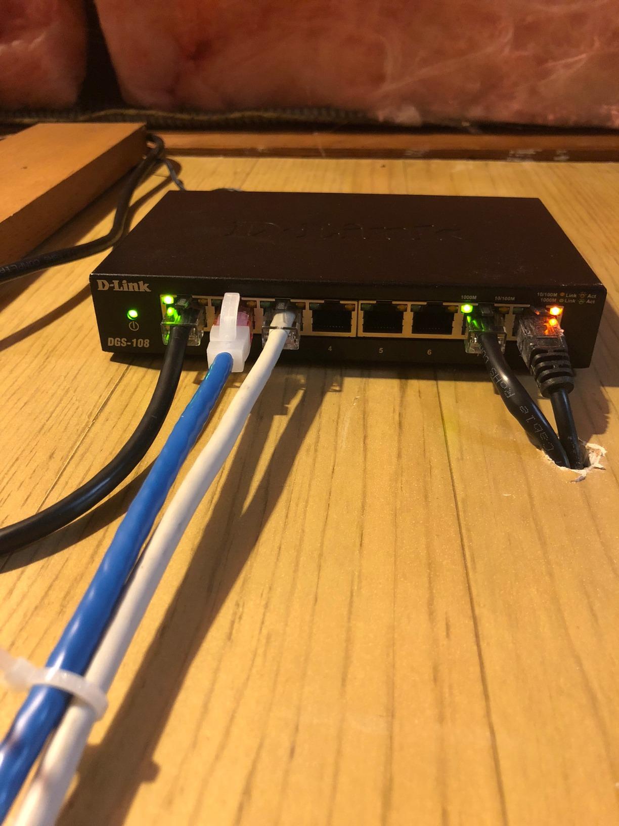D-Link DGS-105, 5 Port Gigabit Ethernet Switch Unmanaged, Network Splitter, Silent Fanless, Network Hub, Sturdy Metal with Shielded Ports, Desktop/Wall Mount, QoS, Energy Saving, Plug and Play customer photo 2