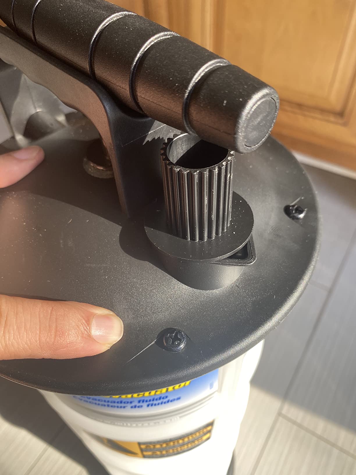 Mityvac MV7400 1.9 Gallon Automotive Fluid Evacuator Extractor Pump, Manual Operation, Chemical-Resistant Polyethylene, Automatic Overflow Prevention, Quick-Drain Spout, Large Stabilizing Base customer photo 2