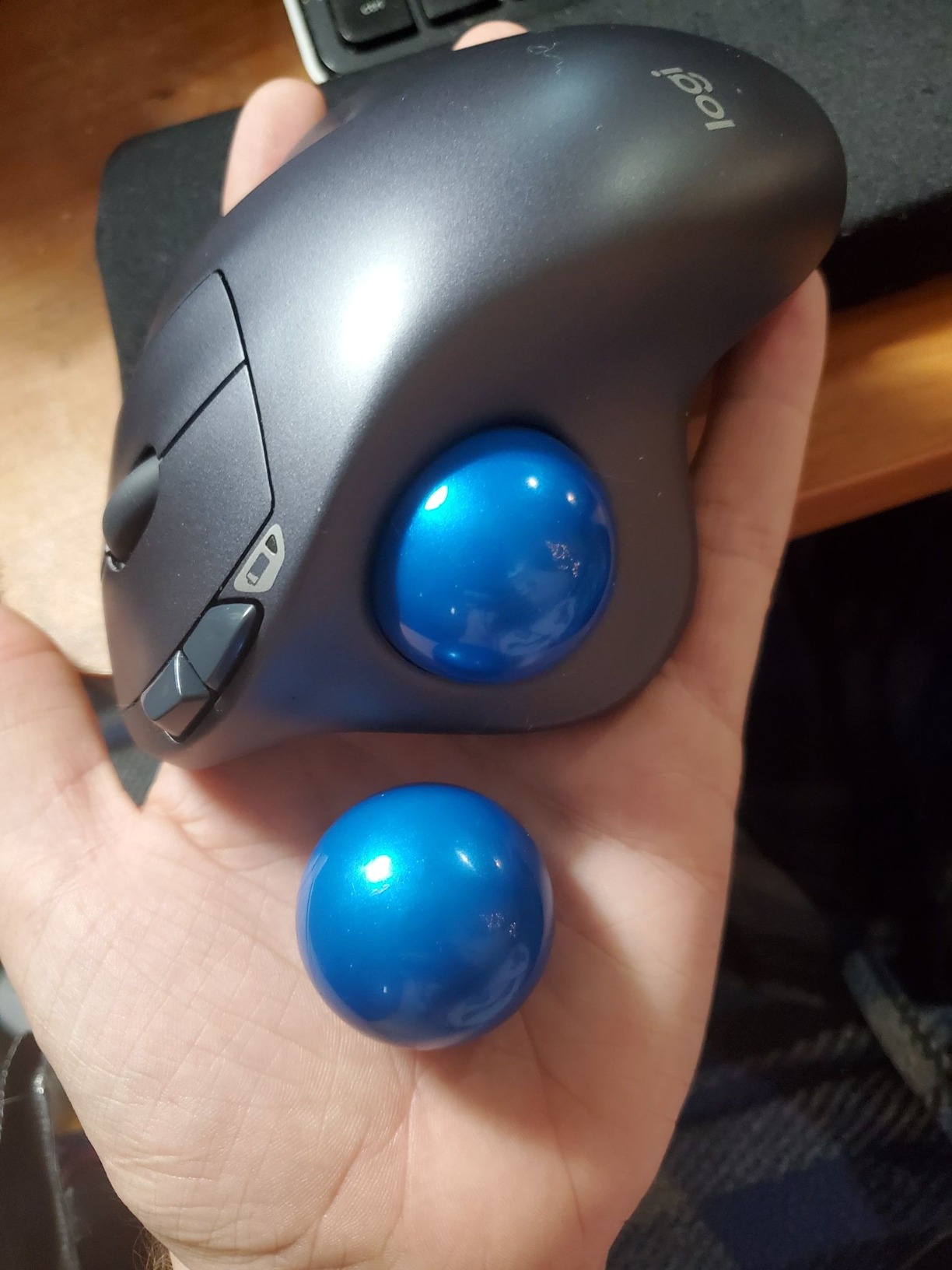 Logitech M570 Wireless Trackball Mouse – Ergonomic Design with Sculpted Right-Hand Shape, Compatible with Apple Mac / Microsoft, USB Unifying Receiver, Dark Gray customer photo 2