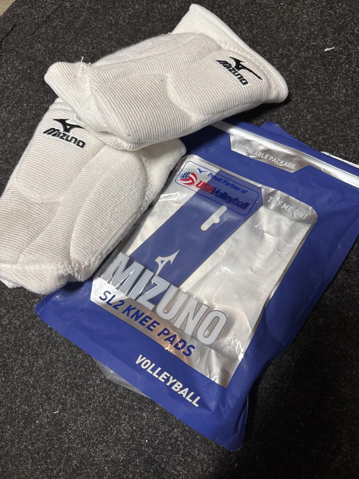 Mizuno Elite 9 SL2 Volleyball Kneepad, Black, Large customer photo 1